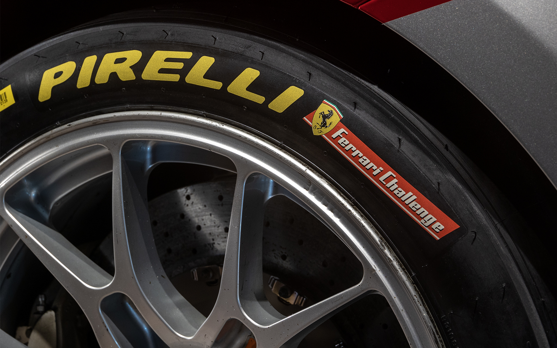 ピレリ製スリックタイヤを使用。フェラーリ・チャレンジのマーキングが付く