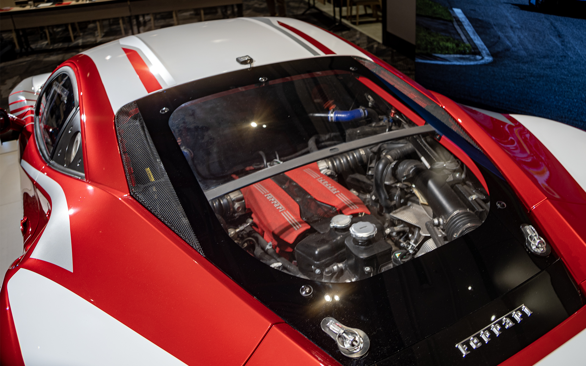 488 Challenge Evoのエンジン。これはフードが付いた状態