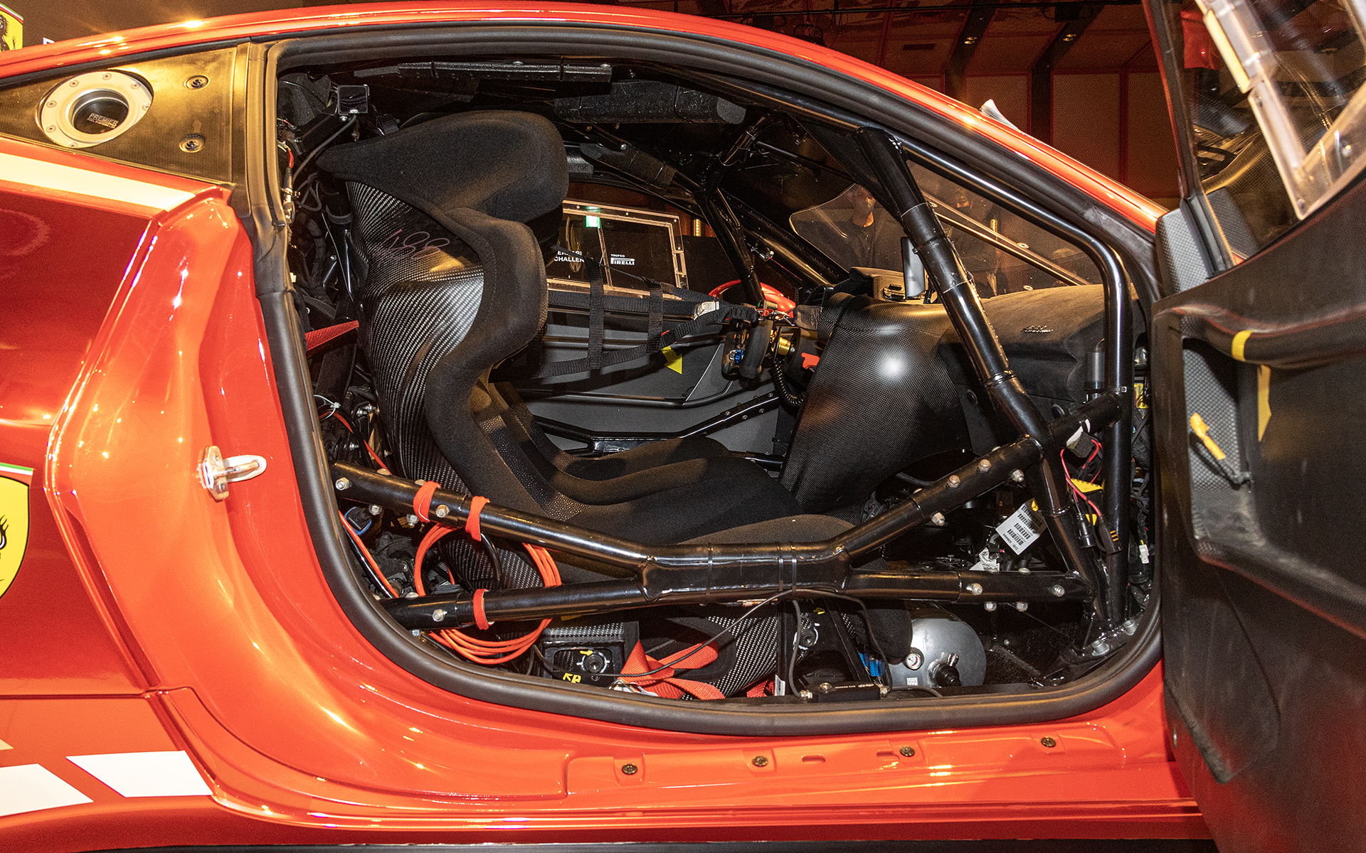 助手席はコーチングの際に装着される。レース時は取り外している