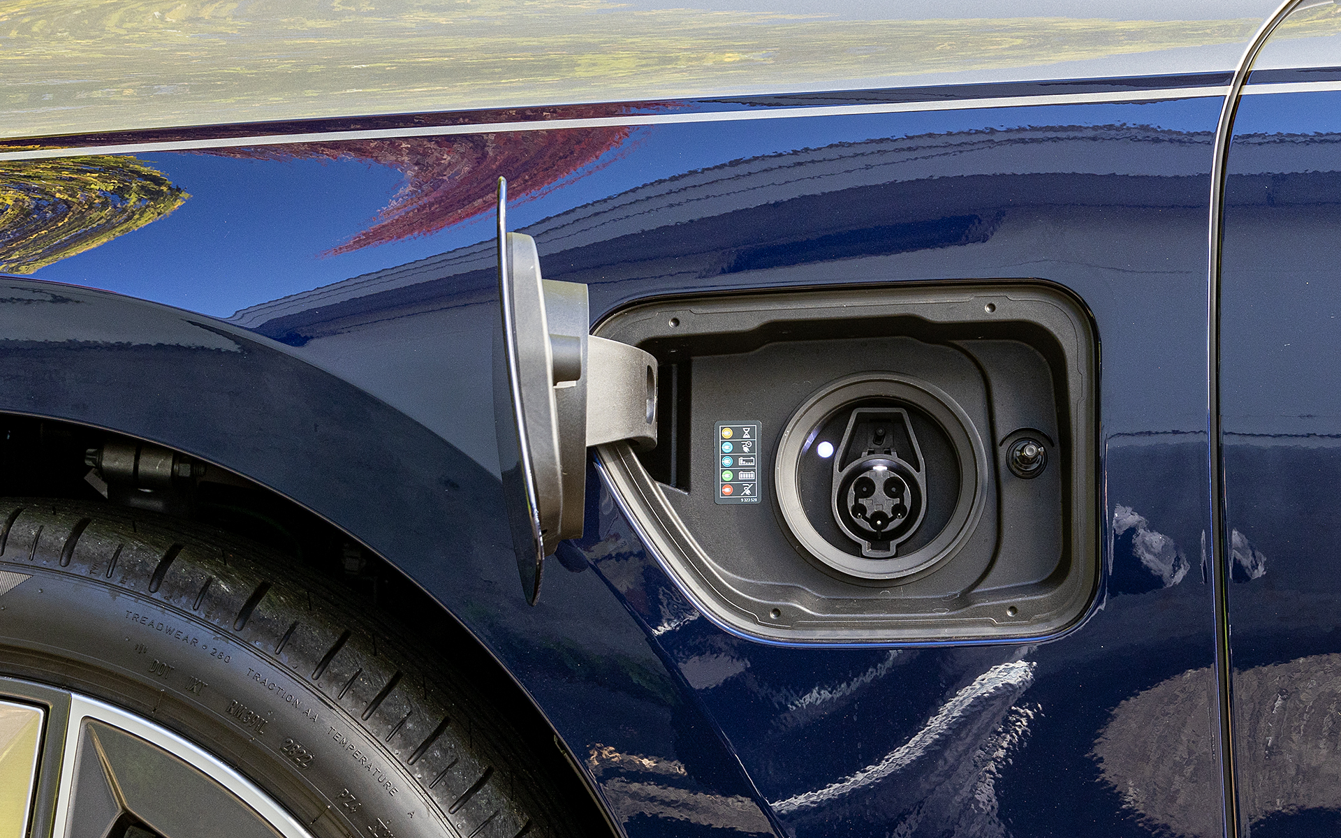 充電ポートは車体右側のリアサイドパネルに。2023年には家庭用コンセントから充電できる「フレキシブル・ファスト・チャージャー」も導入予定