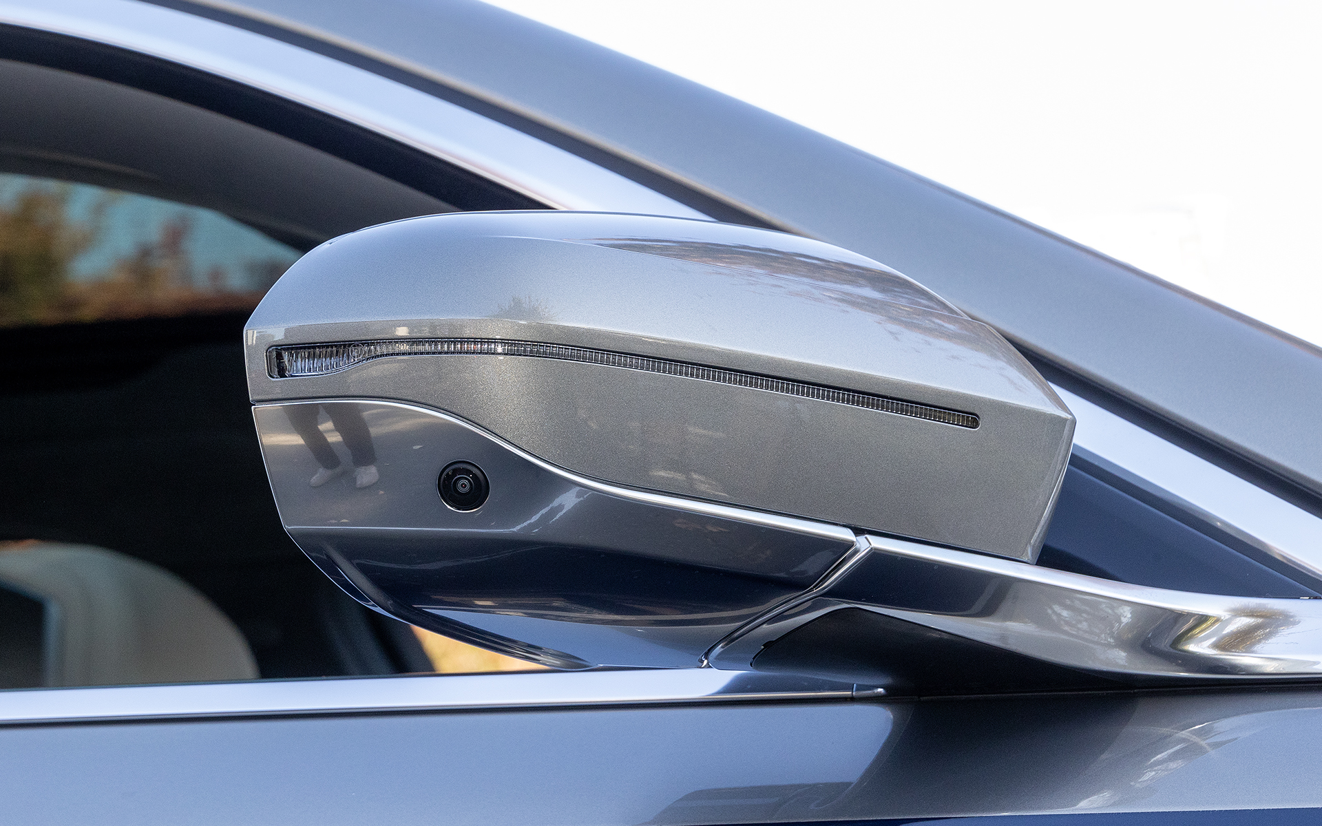 サイドミラーのデザイン。本体にはウインカーとカメラを内蔵。先進装備としては安全機能・運転支援システムの「パーキング・アシスト・プロフェッショナル」、完全自動駐車が可能な「ドライビング・アシスト・プロフェッショナル」が装備される