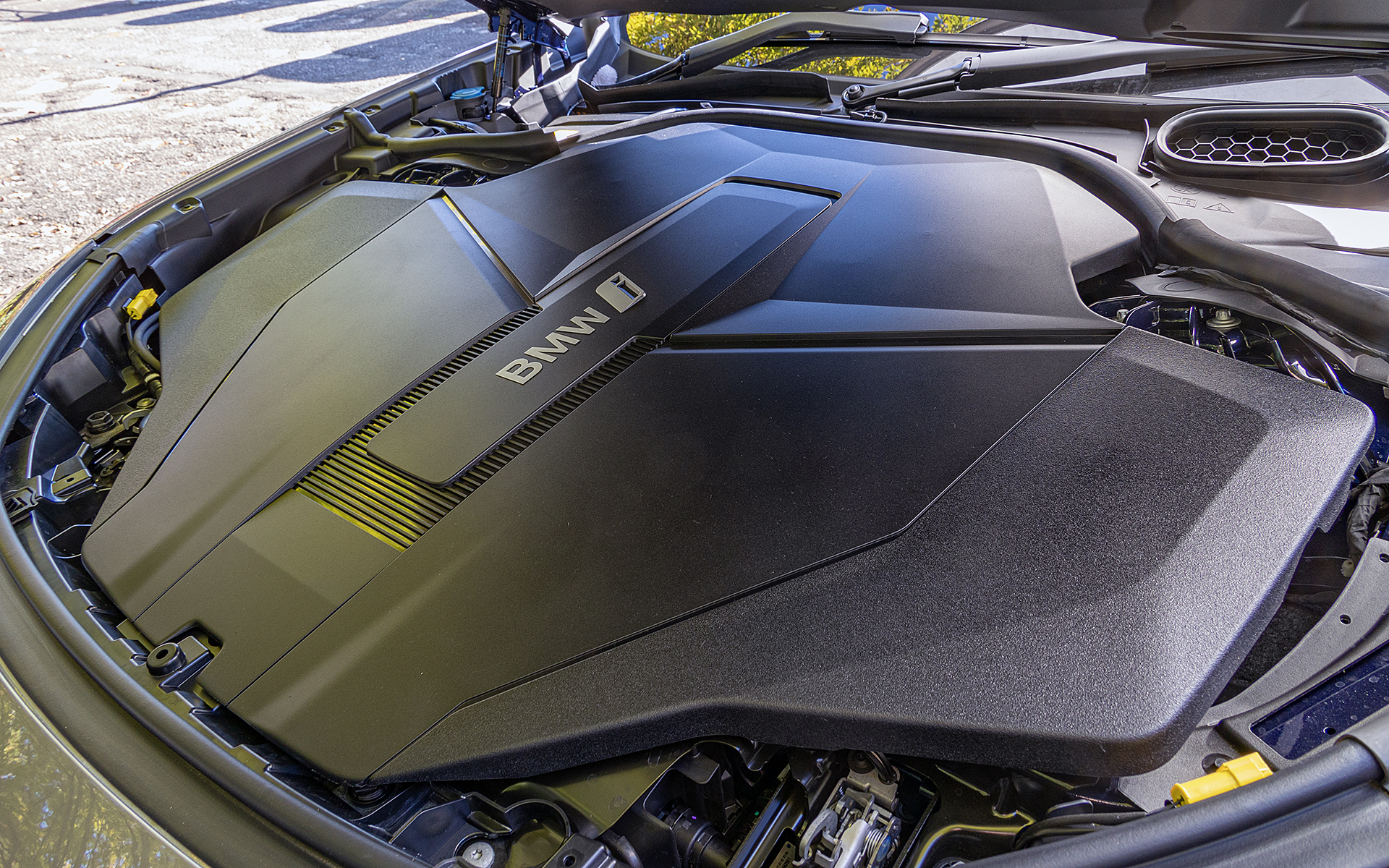 フロントフードを開けたところ。バッテリはフロア下に搭載