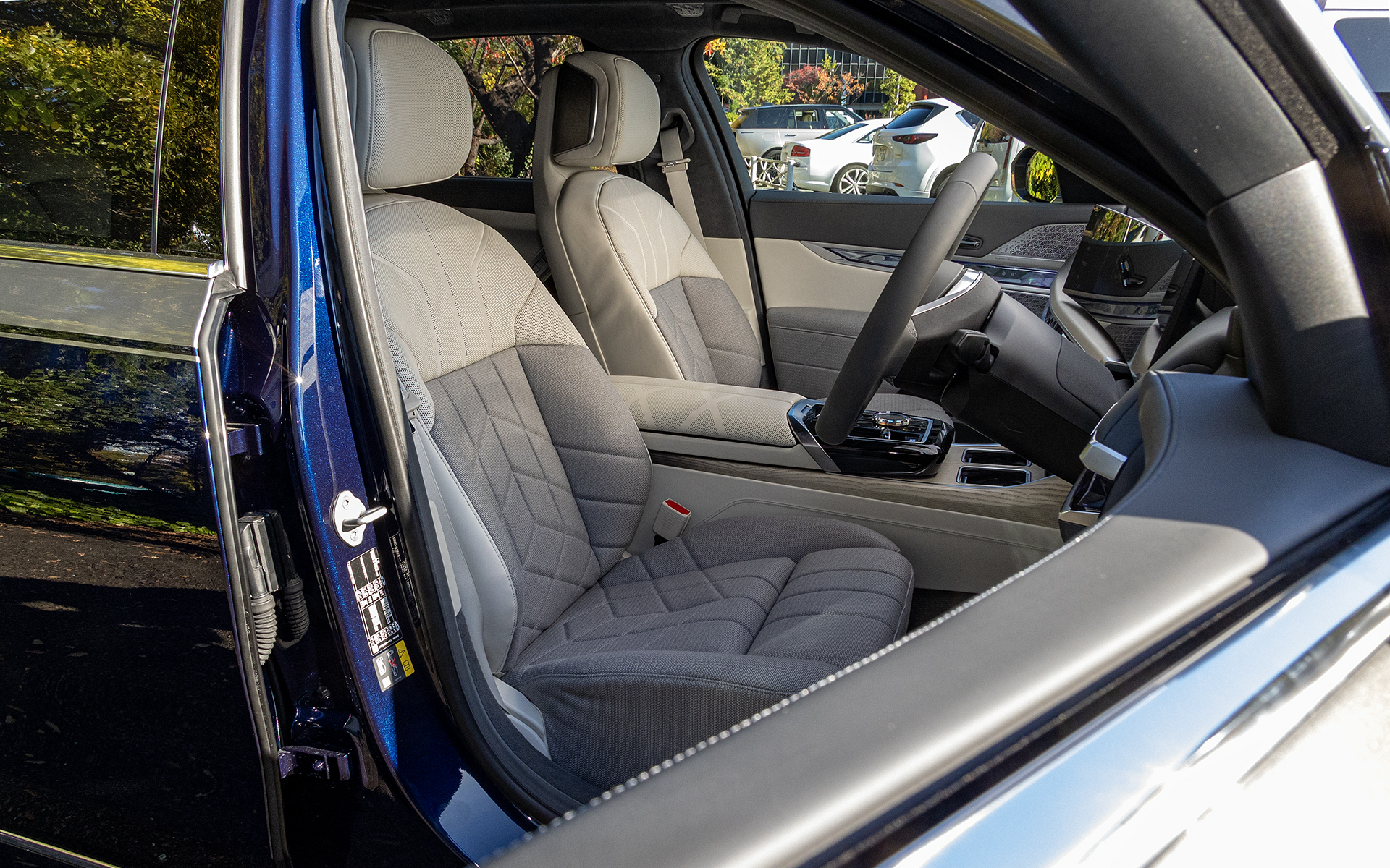 マルチファンクション・シート（運転席＆助手席メモリー機能付き）。仕様はBMW Individualエクステンド・レザー・メリノ・シート。ドアはオートマチックだ