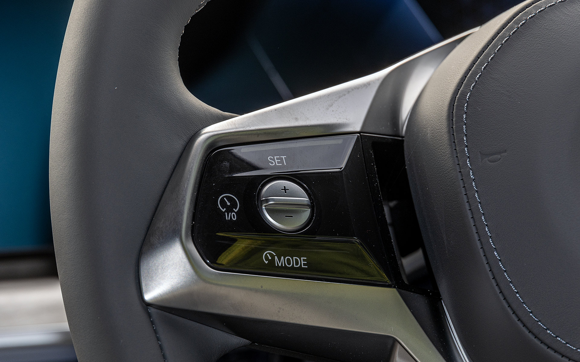 マルチファンクション・レザー・ステアリングホイールが標準装備される