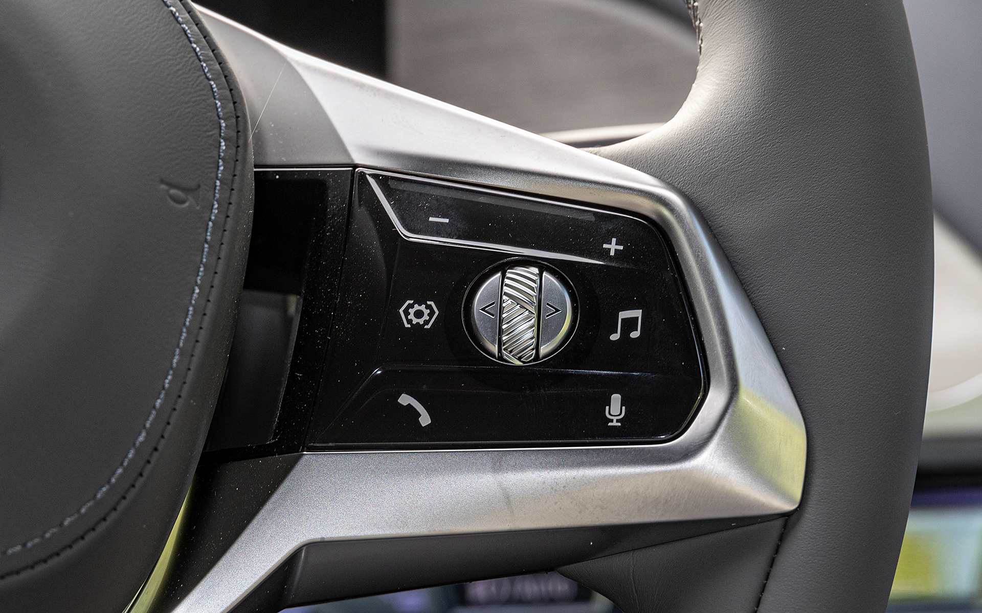 マルチファンクション・レザー・ステアリングホイールが標準装備される