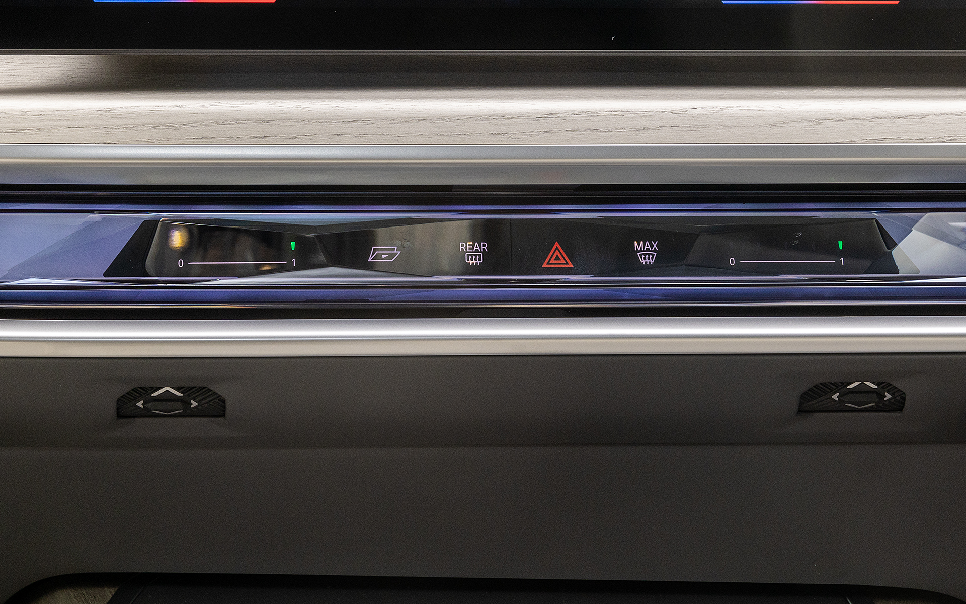 目立たなく配置された空調操作部。エアアウトレットの位置も巧みに隠している