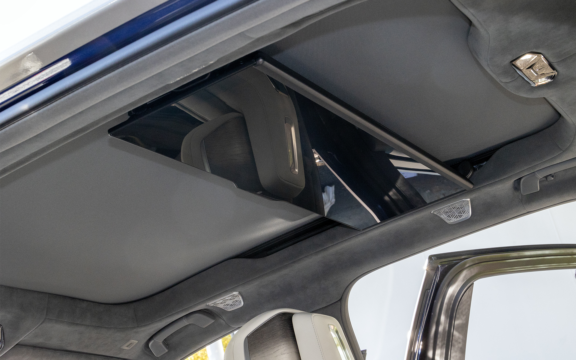 オプション設定のリヤ・シート・エンターテインメント・エクスペリエンス。31.3インチBMWシアター・スクリーンの未使用時状態