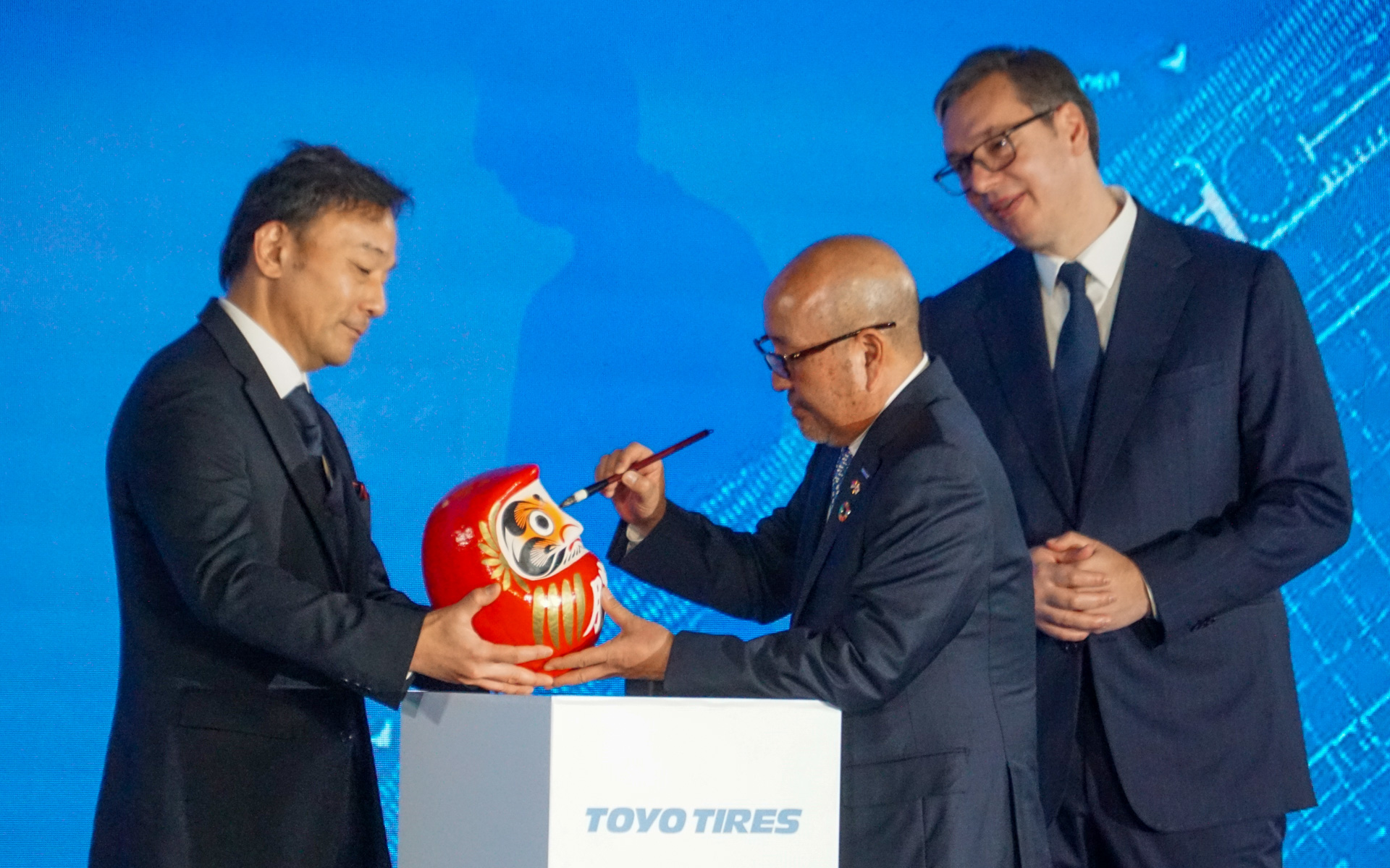 左から駐セルビア特命全権大使の勝亦孝彦氏、TOYO TIREの清水隆史社長、セルビア共和国のアレクサンダル・ヴチッチ大統領