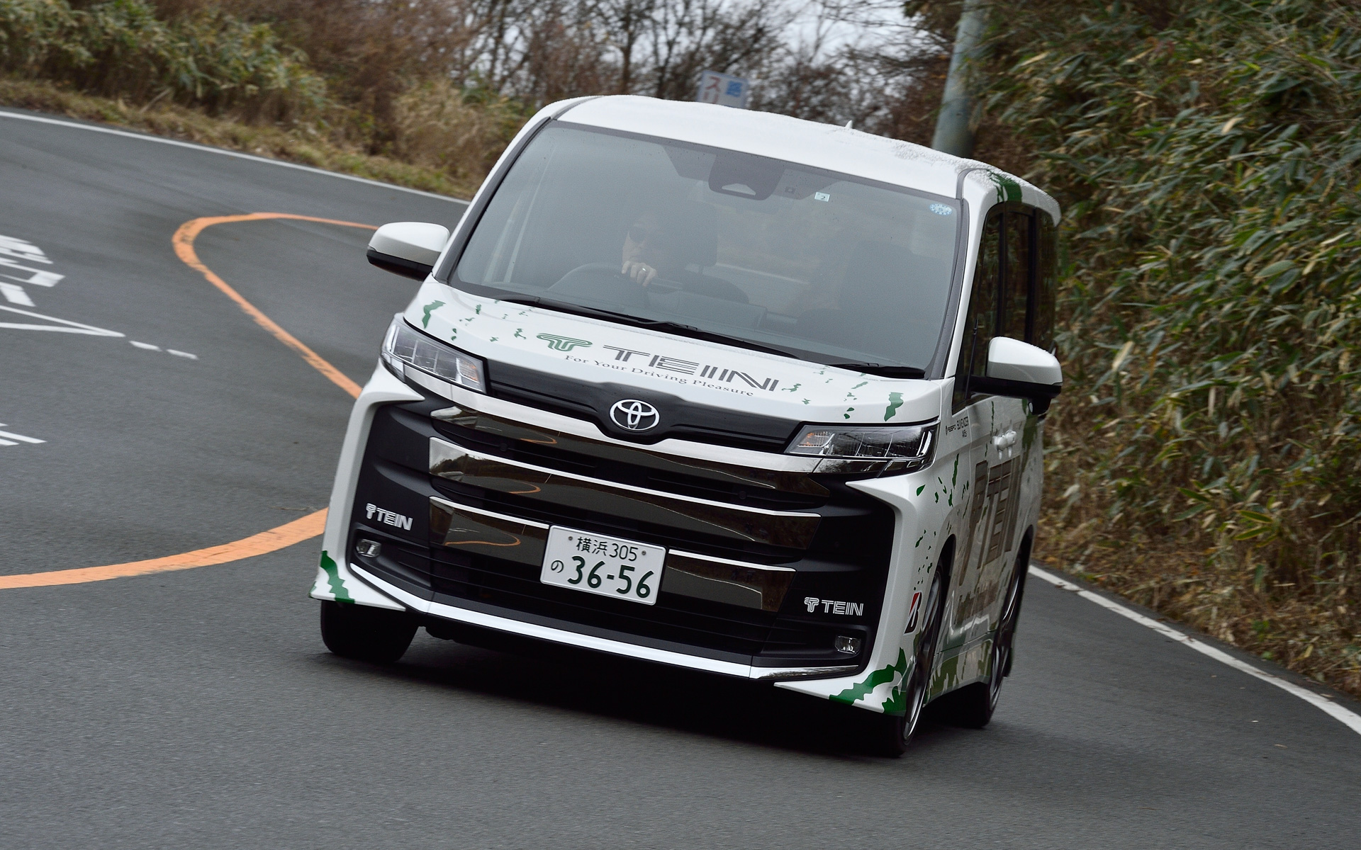 S字カーブでもダンパーがしなやかに車体を支えてくれる