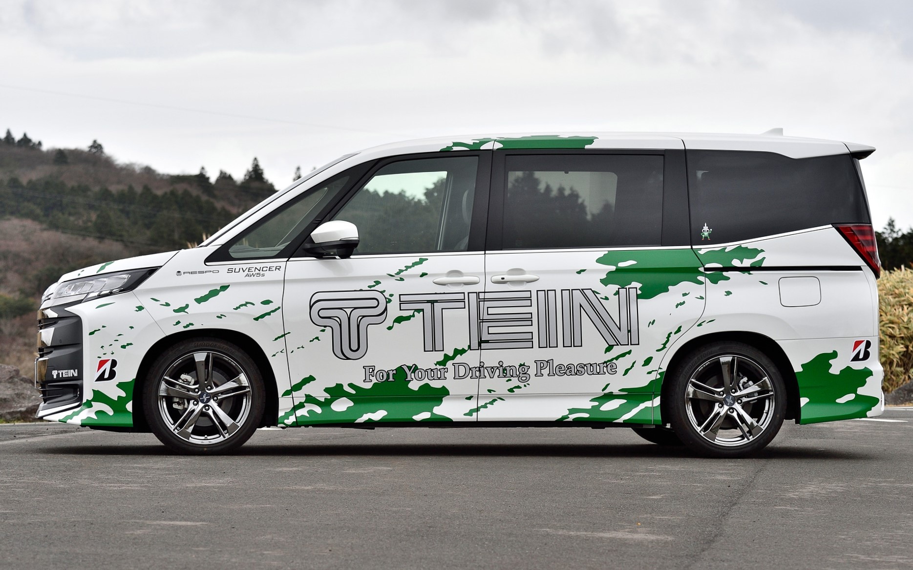 ノア用の車高調キット「RX1」の価格は18万7000円