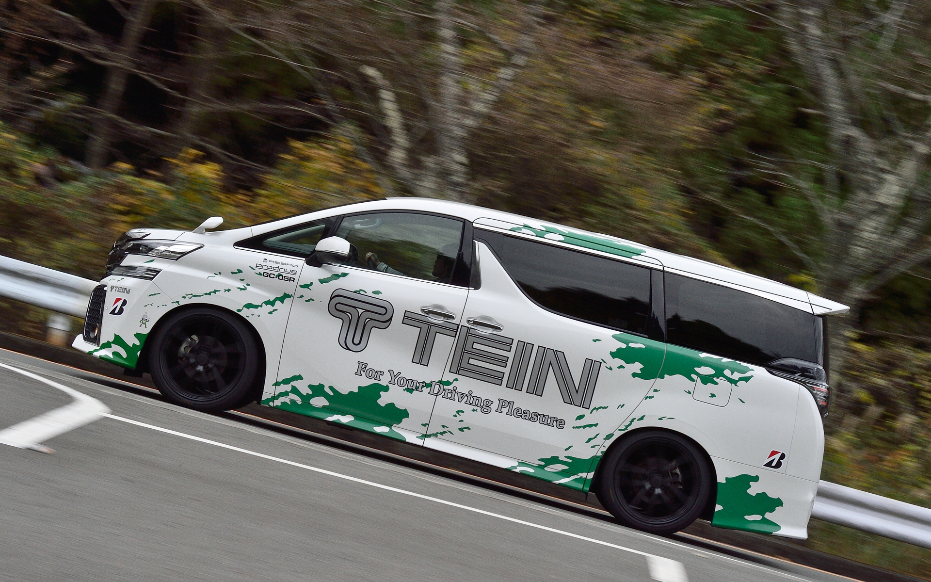 ヴェルファイア用のRX1車高調キットに組まれるスプリングは、純正のフロント2.8kg/リア5.6kgから、フロント6.0kg/リア9.0kgへとバネレートアップしていて、ダンパーは16段階調整。その足下には純正から2インチアップとなる245/40R20のタイヤ（ブリヂストン Playz PX-RV II）を履かせていた