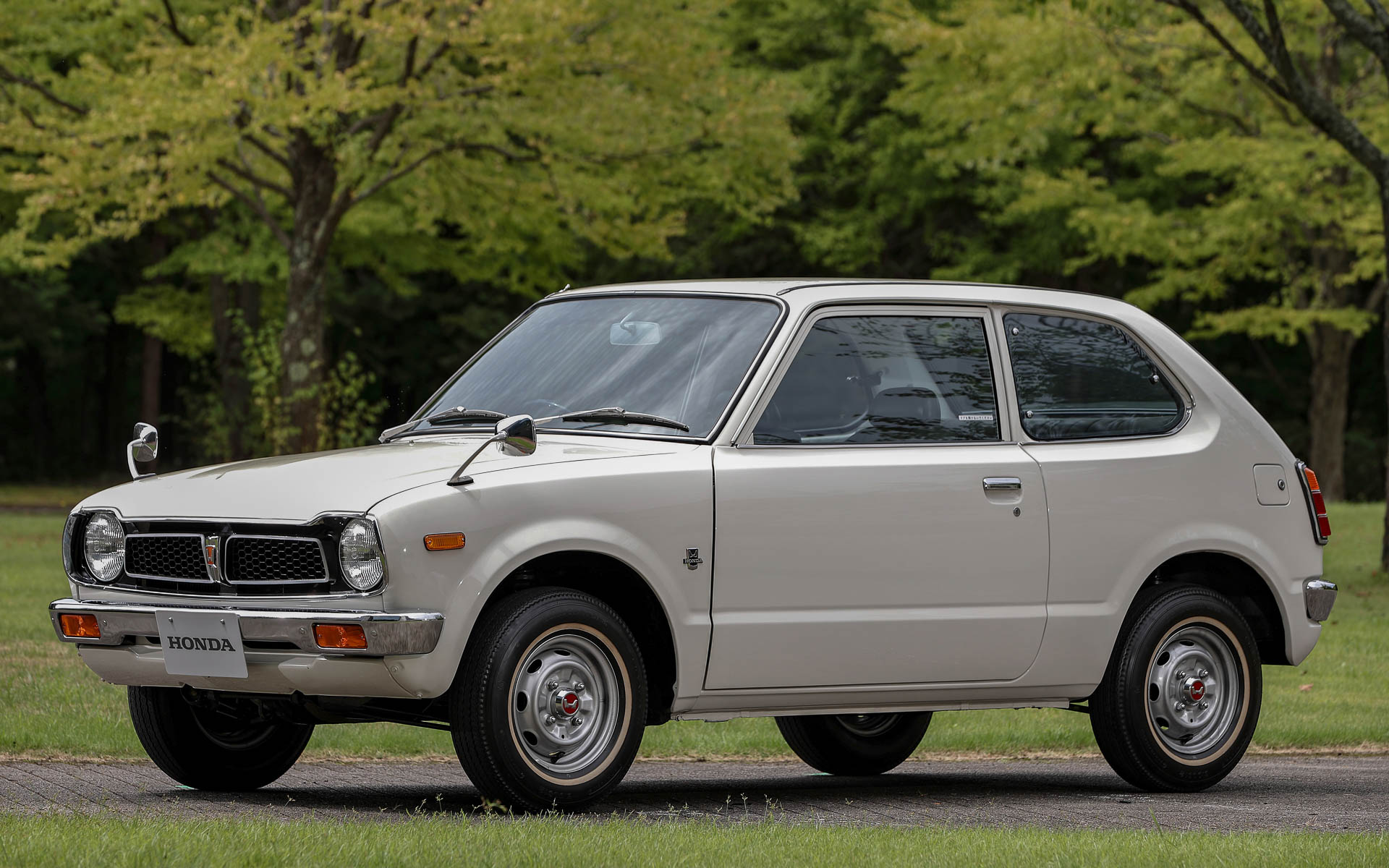 初代シビック。1972年9月に発表され、1979年6月に終了となった。1979年6月現在のRSのボディサイズは3650×1505×1320mm（全長×全幅×全高）、ホイールベースは2200mm。車両重量は2ドアモデルは695kg、3ドアモデルは10kg重い705kg