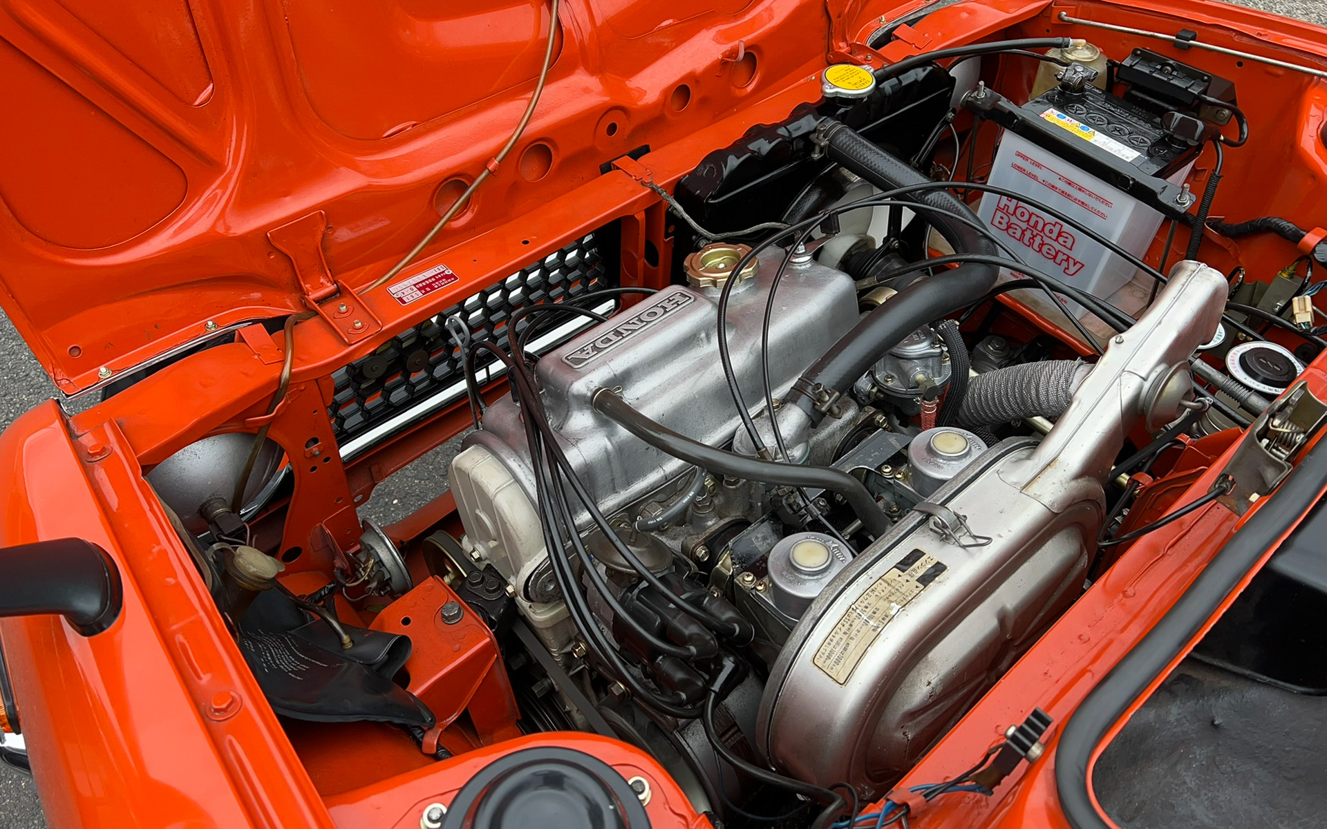 最高出力76PS/6000rpm、最大トルク10.3kgfm/4000rpmを発生する直列4気筒1.2リッターエンジンを搭載