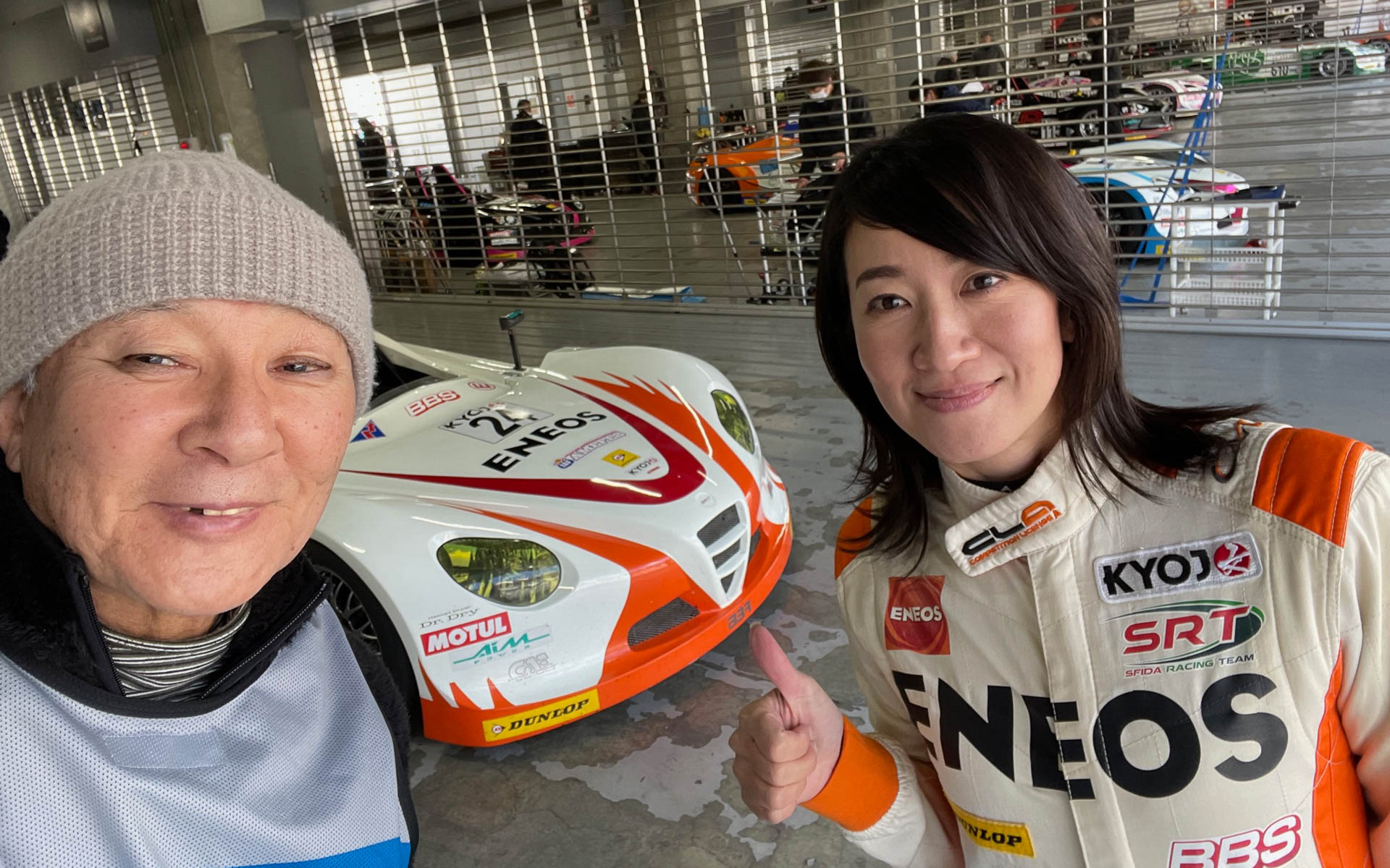 ピットで藤島知子選手と。数分後のコースイン前の忙しい時にいろいろ話してくれました