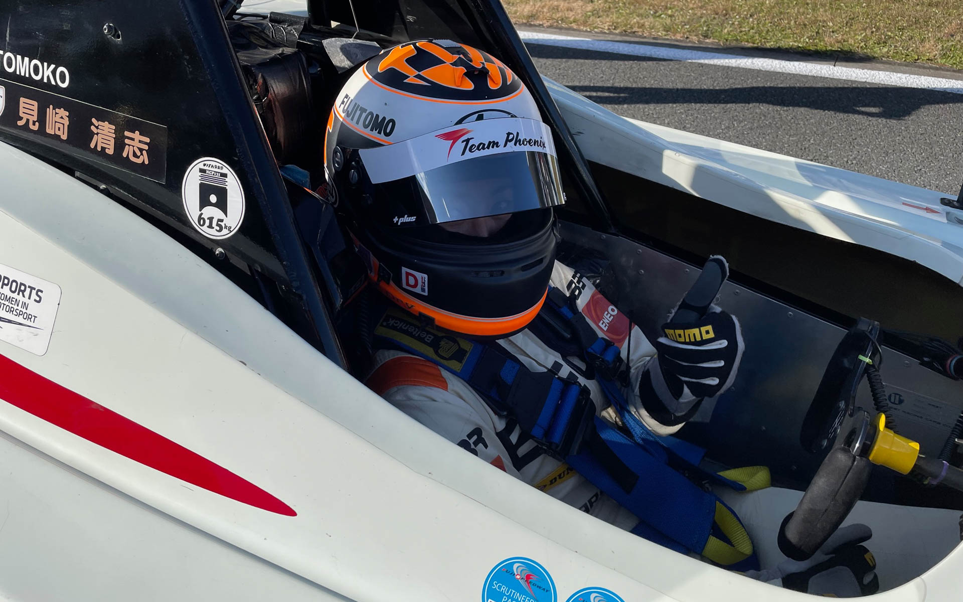 フォーメーションラップ前のスタートグリッドで。いろいろ緊張する時間です