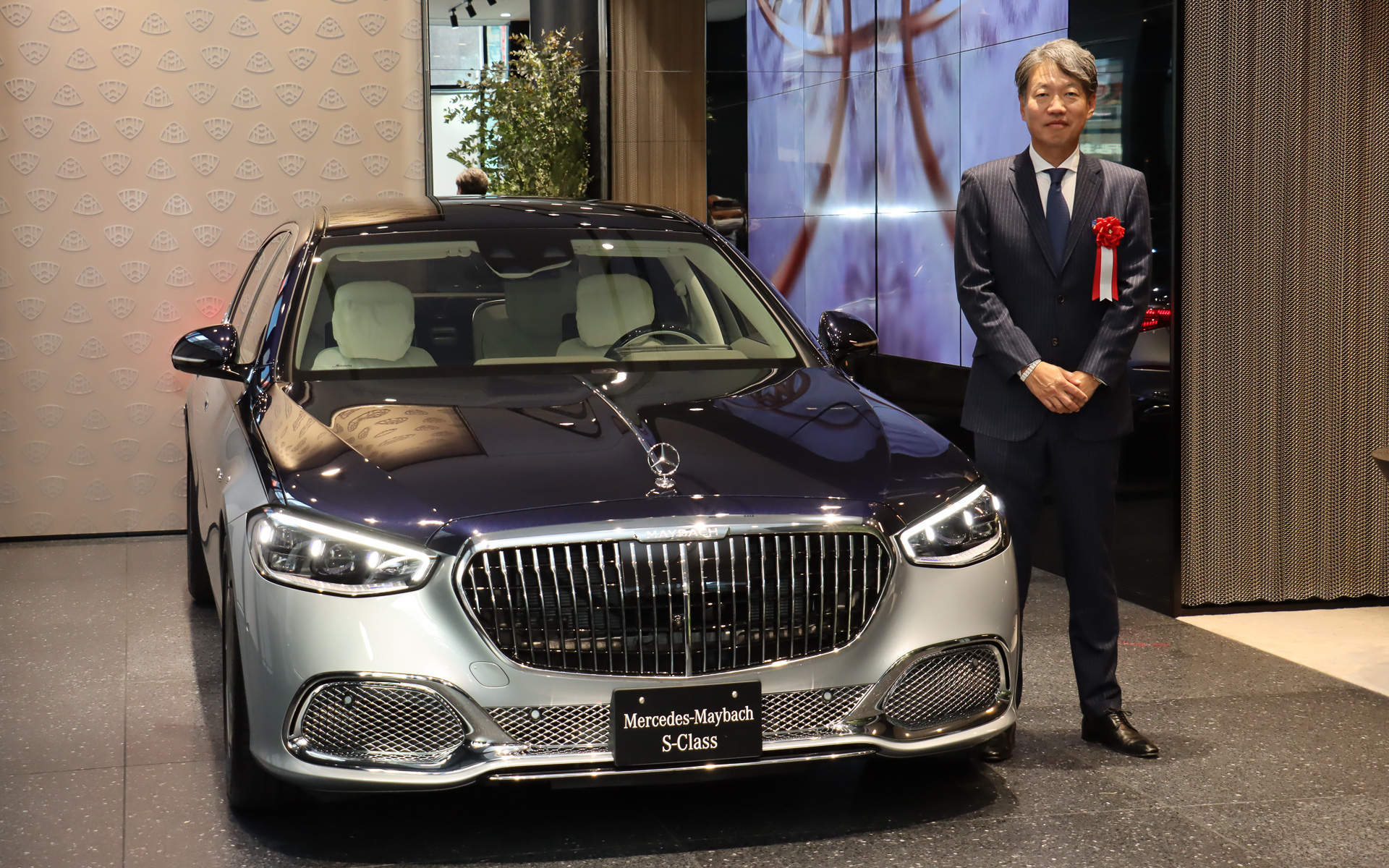 メルセデス・マイバッハ100周年を記念する特別仕様車「メルセデス・マイバッハ S 680 4MATIC Edition 100」とメルセデス・ベンツ日本 代表取締役社長兼CEO 上野金太郎氏