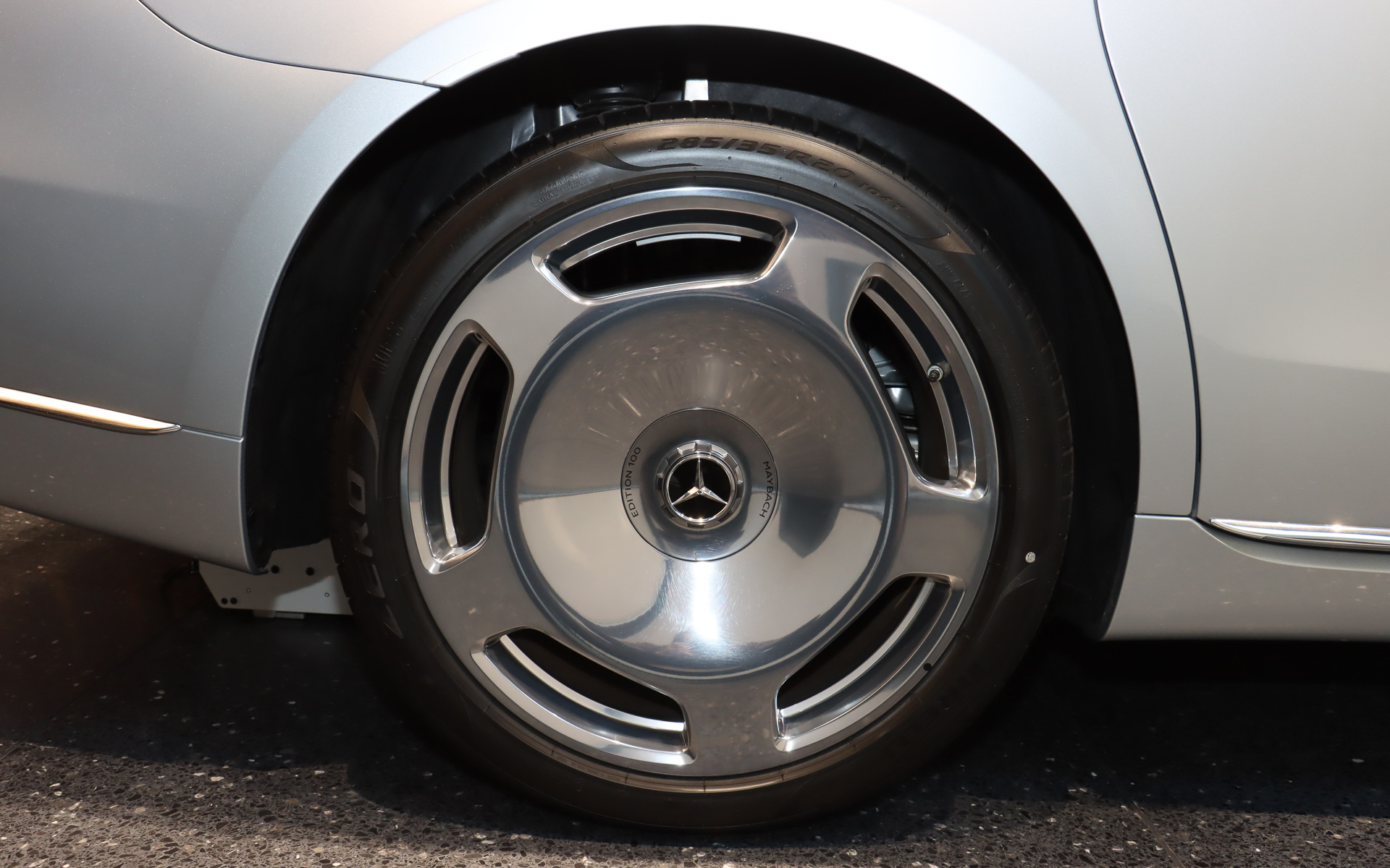 専用デザインの20インチ ダークプラチナムグロスディッシュホイールを採用。センターカバーにはMAYBACH Edition 100のロゴが入る