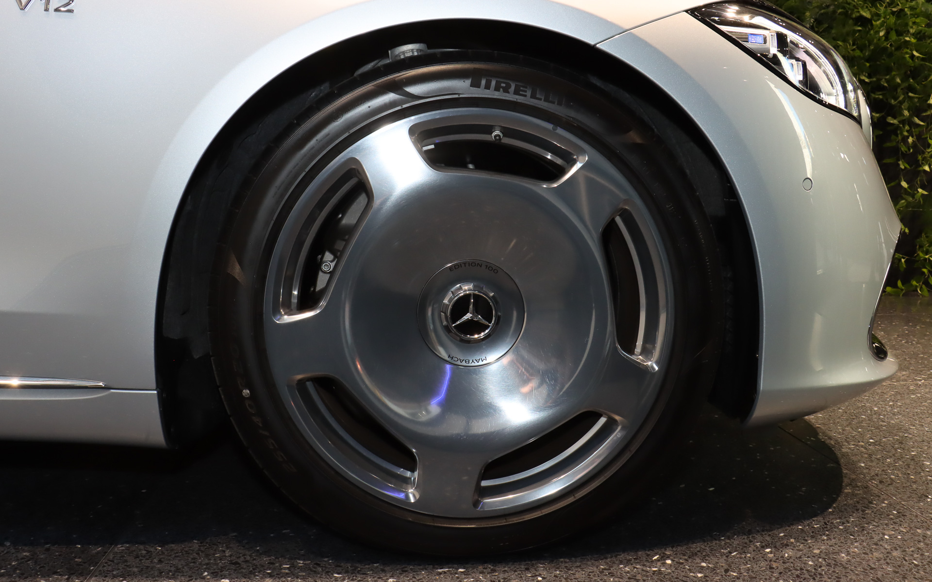専用デザインの20インチ ダークプラチナムグロスディッシュホイールを採用。センターカバーにはMAYBACH Edition 100のロゴが入る