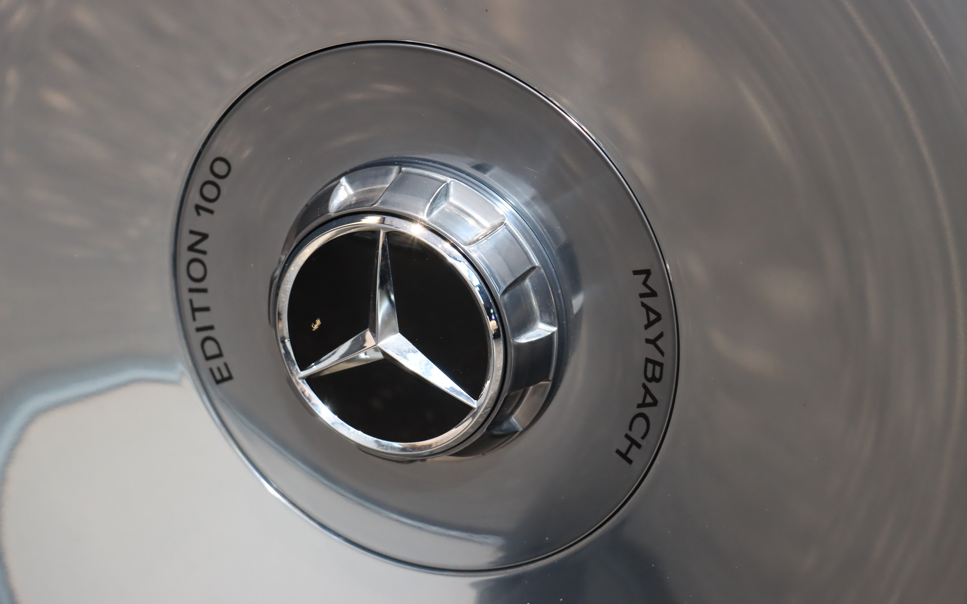 専用デザインの20インチ ダークプラチナムグロスディッシュホイールを採用。センターカバーにはMAYBACH Edition 100のロゴが入る