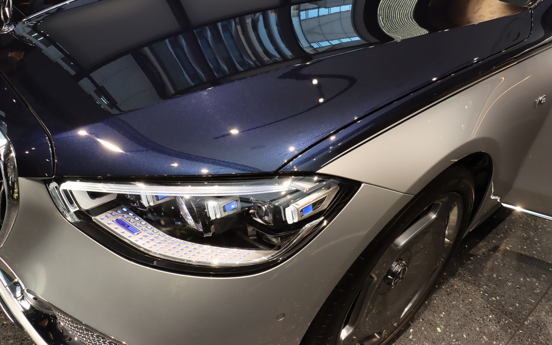 「ハイテックシルバー」と「ノーティックブルー」でボディを塗り分ける専用塗装を採用。CピラーにはEdition 100専用バッヂを設置