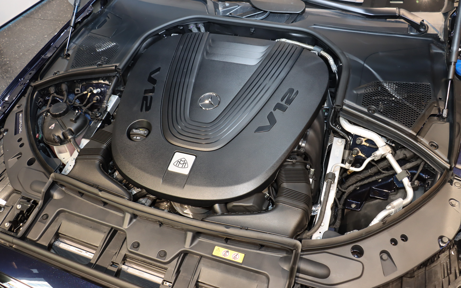 パワートレーンはベース車両と同じで、V型12気筒 6.0リッターツインターボエンジン「M279」と9速ATの「9G-TRONIC」を採用