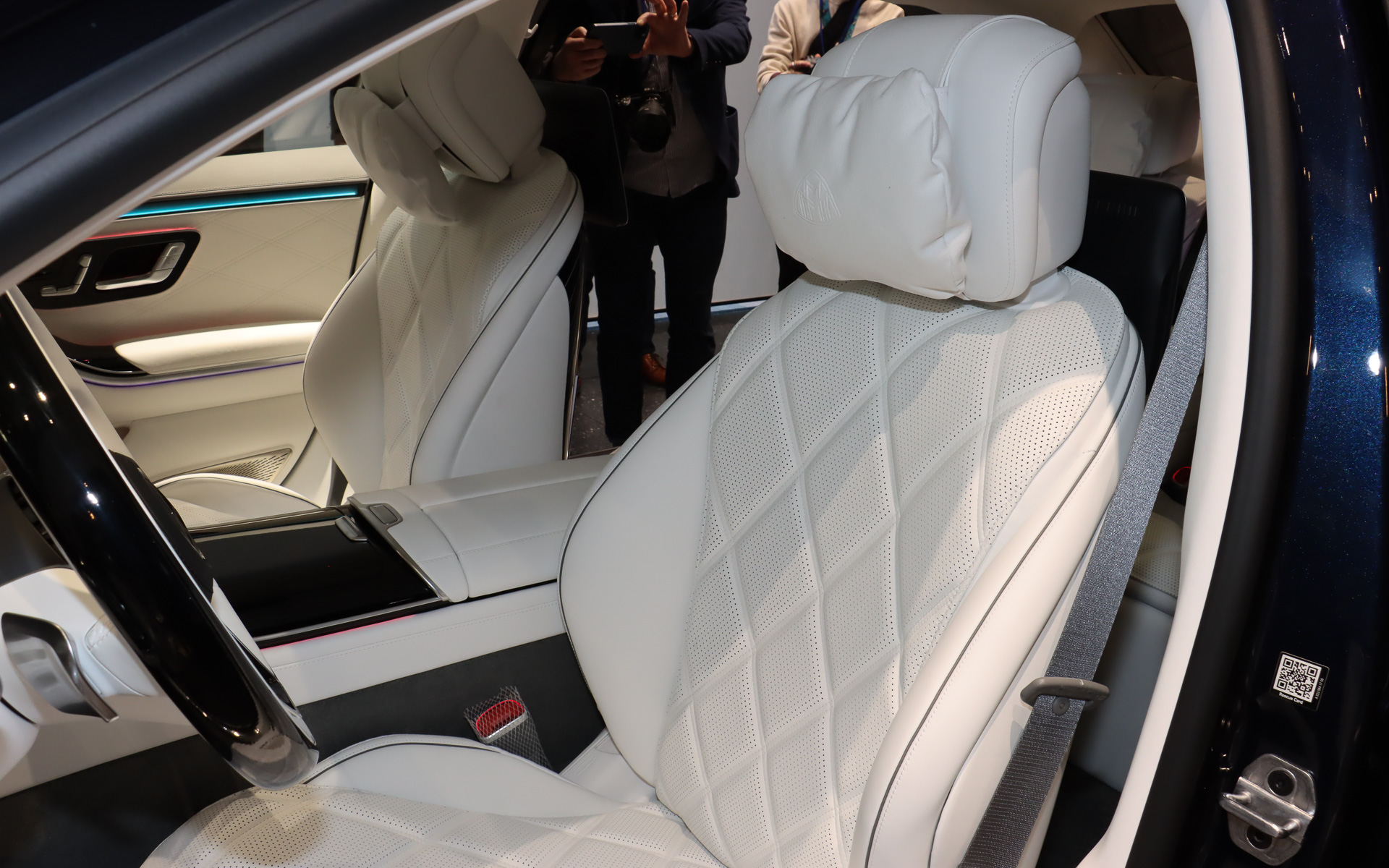 クリスタルホワイトとシルバーグレーパールを組み合わせたナッパレザーシートを全席に採用