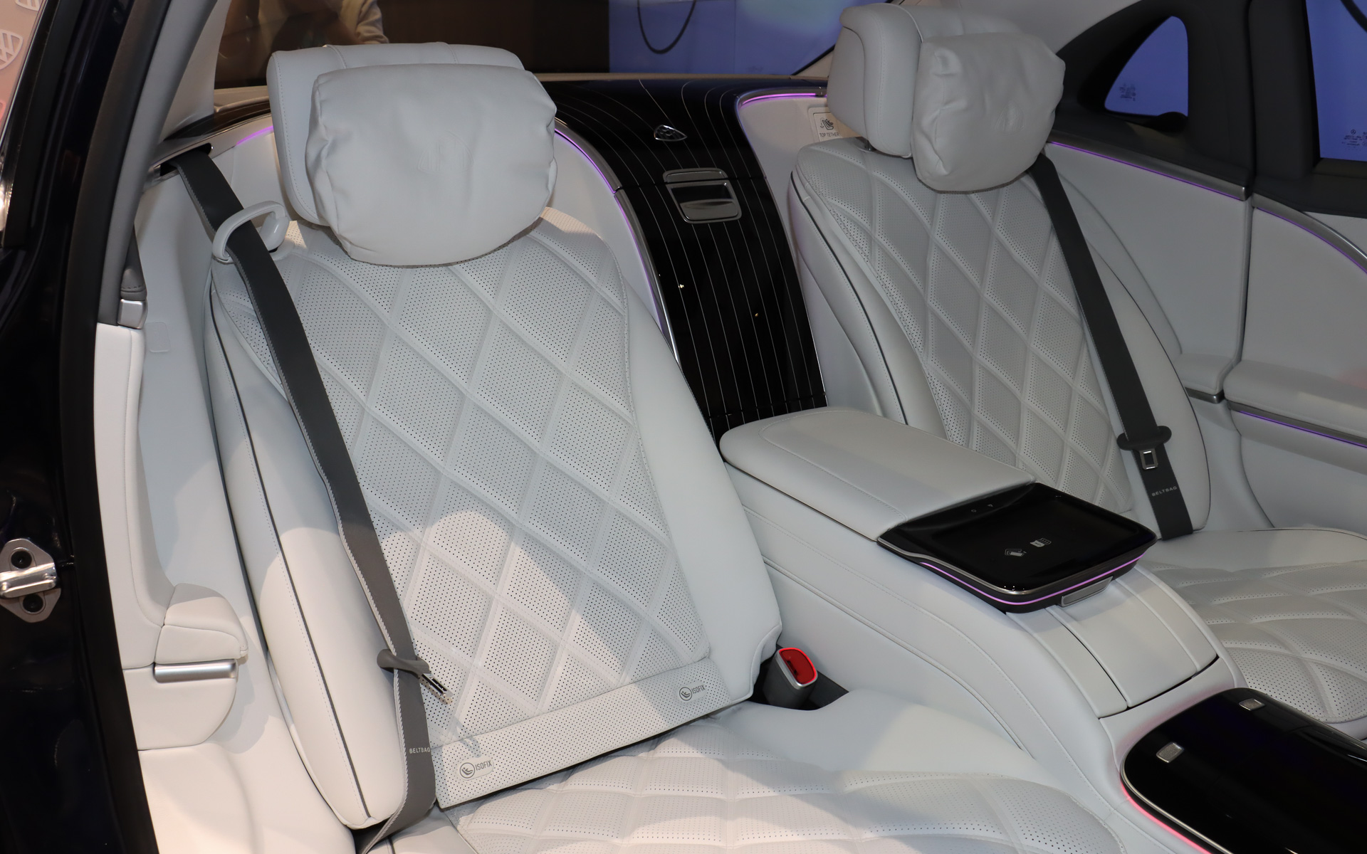 クリスタルホワイトとシルバーグレーパールを組み合わせたナッパレザーシートを全席に採用