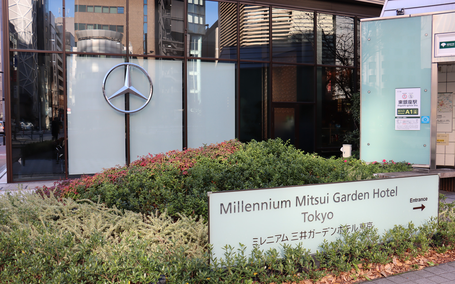 東京メトロ 日比谷線の東銀座駅から徒歩1分という好立地にあり、取材当日は発表会を行なう都合でロールカーテンが下ろされていたが、通常営業では幹線道路の晴海通り（都道304号）からも展示車が見られる位置取りとなっている