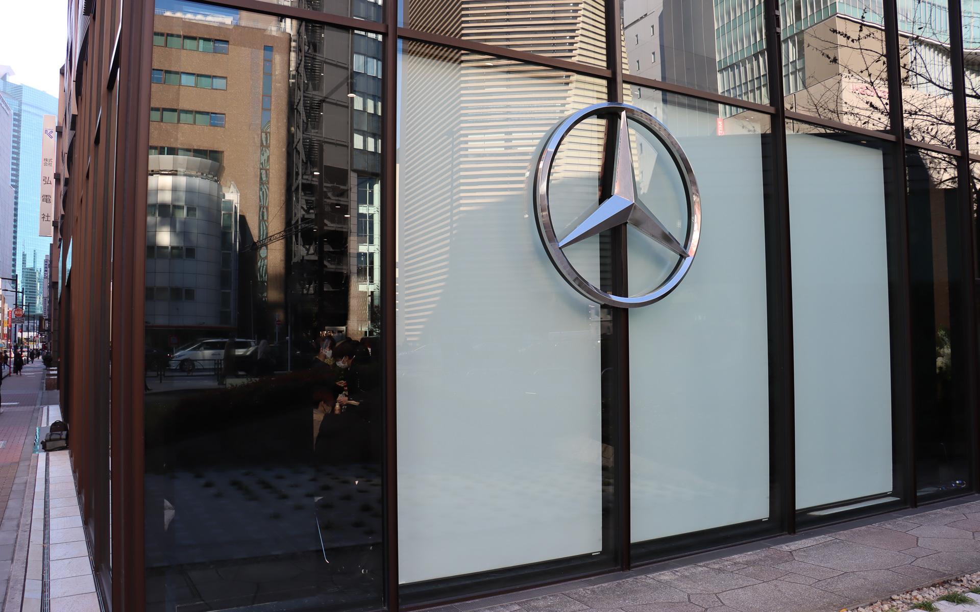 東京メトロ 日比谷線の東銀座駅から徒歩1分という好立地にあり、取材当日は発表会を行なう都合でロールカーテンが下ろされていたが、通常営業では幹線道路の晴海通り（都道304号）からも展示車が見られる位置取りとなっている