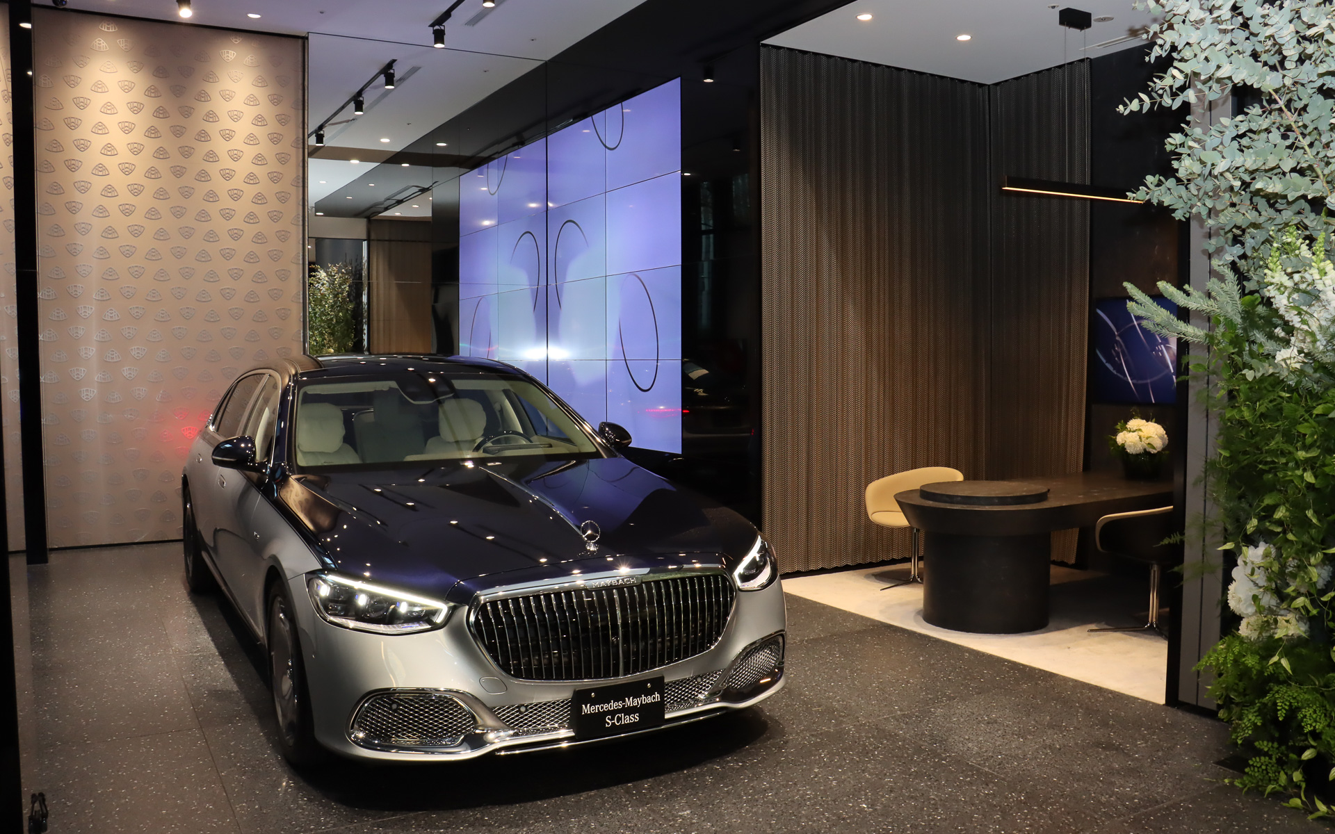 233.23mm<sup>2</sup>（約70.55坪）の敷地に車両2台を展示可能