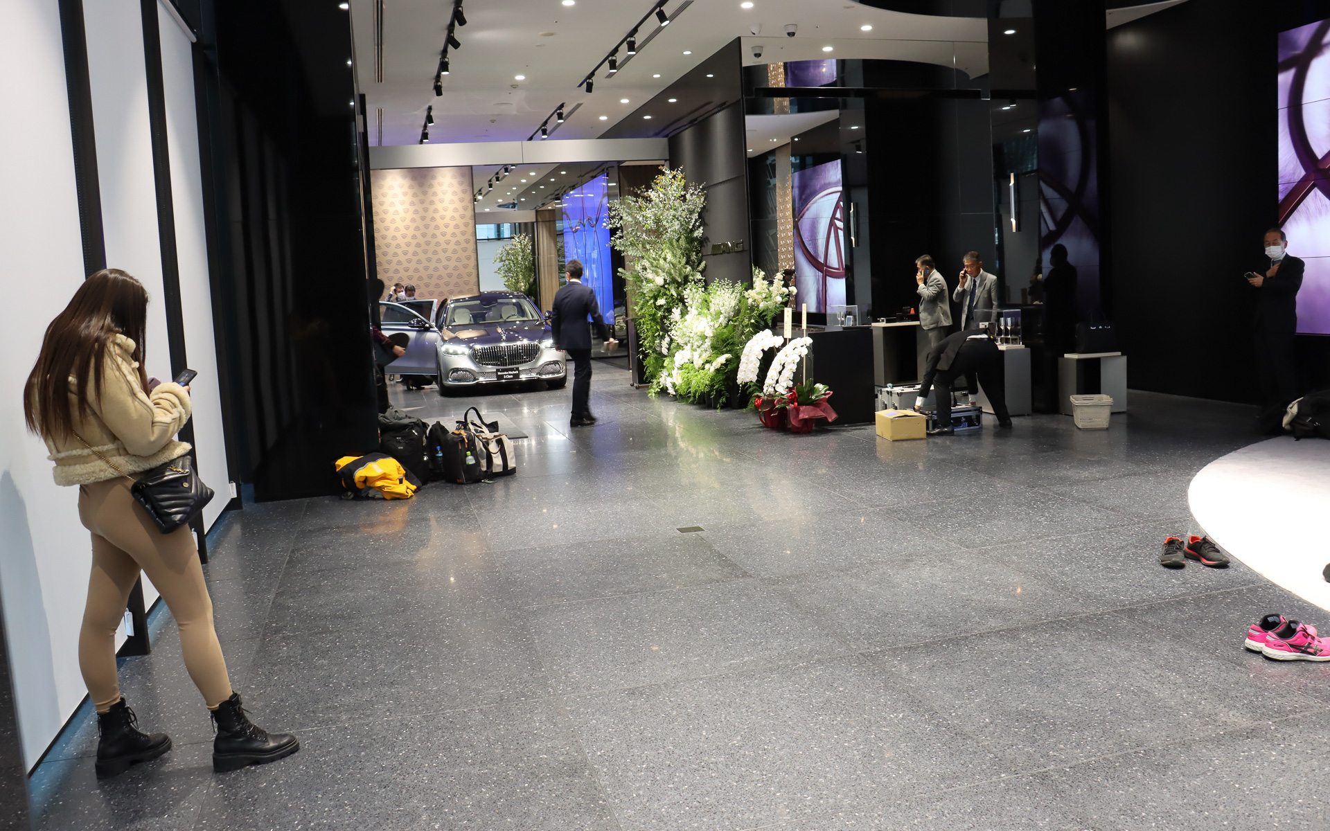 233.23mm<sup>2</sup>（約70.55坪）の敷地に車両2台を展示可能