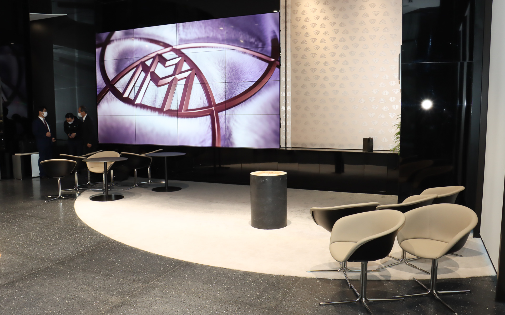 233.23mm<sup>2</sup>（約70.55坪）の敷地に車両2台を展示可能