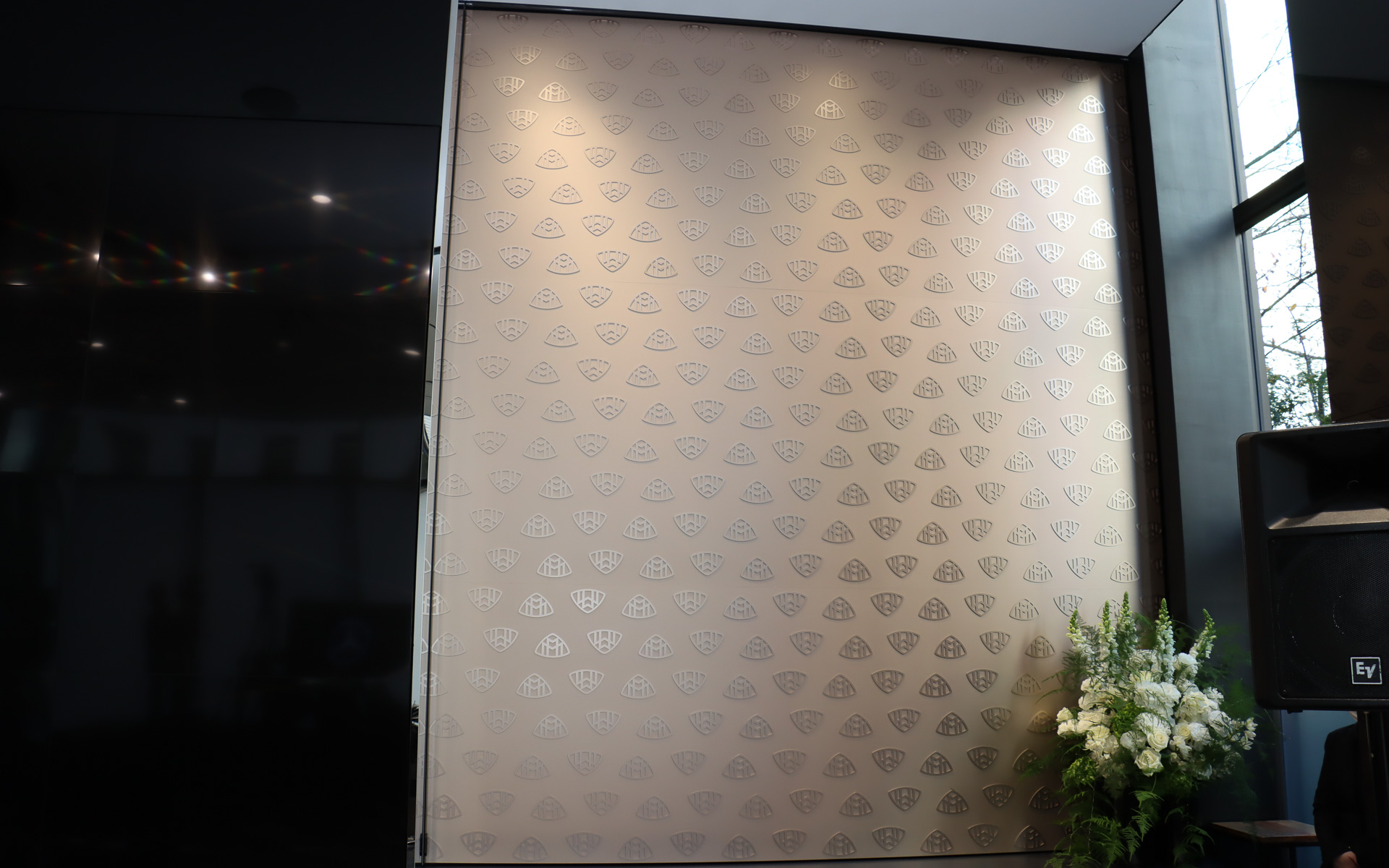 メルセデス・マイバッハ S 680 4MATIC Edition 100の展示に合わせ、可変式ウォールはマイバッハのロゴマークをちりばめたものが展開されていた