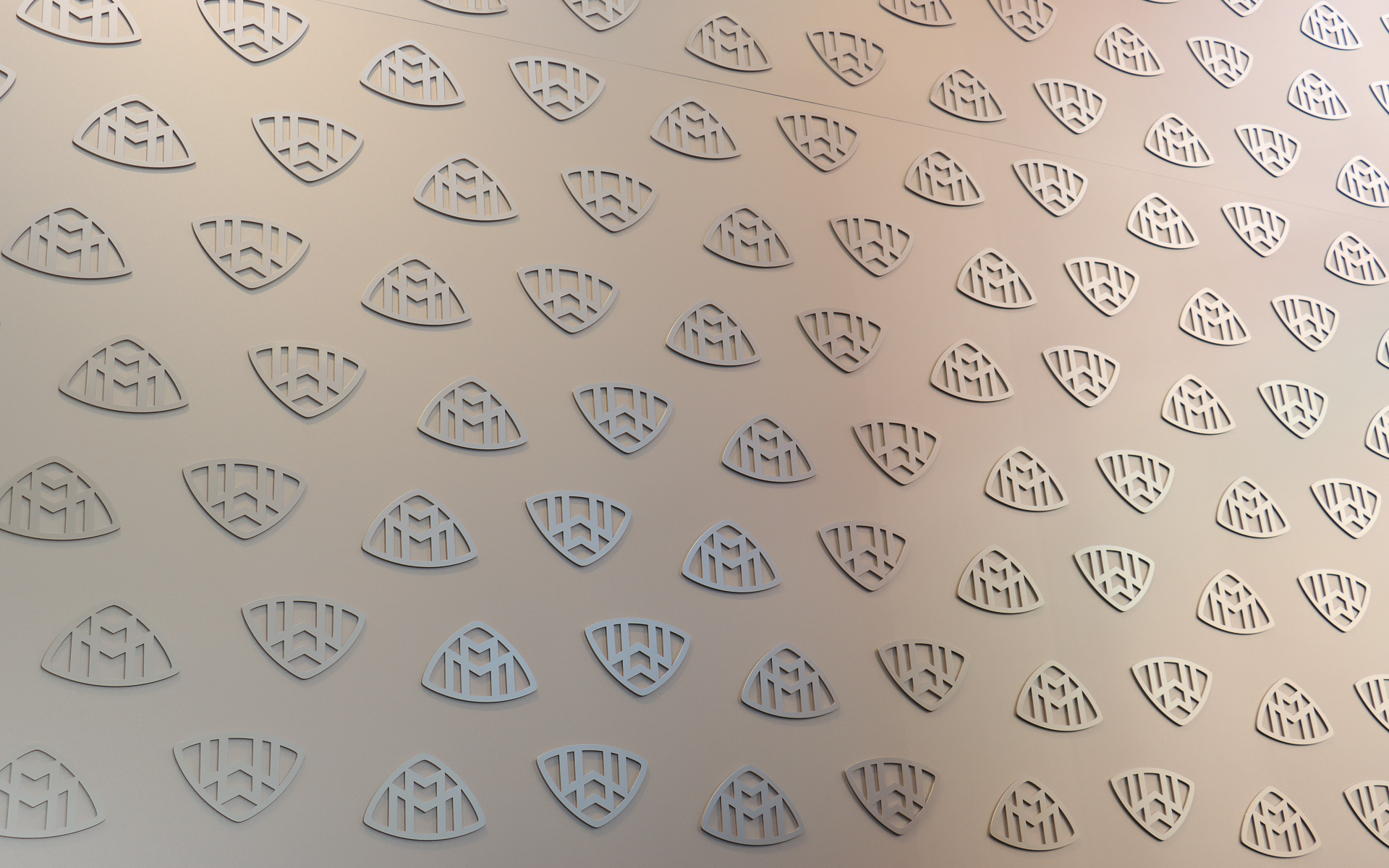 メルセデス・マイバッハ S 680 4MATIC Edition 100の展示に合わせ、可変式ウォールはマイバッハのロゴマークをちりばめたものが展開されていた