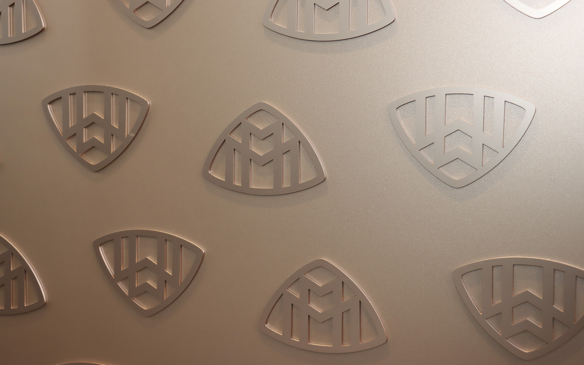 メルセデス・マイバッハ S 680 4MATIC Edition 100の展示に合わせ、可変式ウォールはマイバッハのロゴマークをちりばめたものが展開されていた