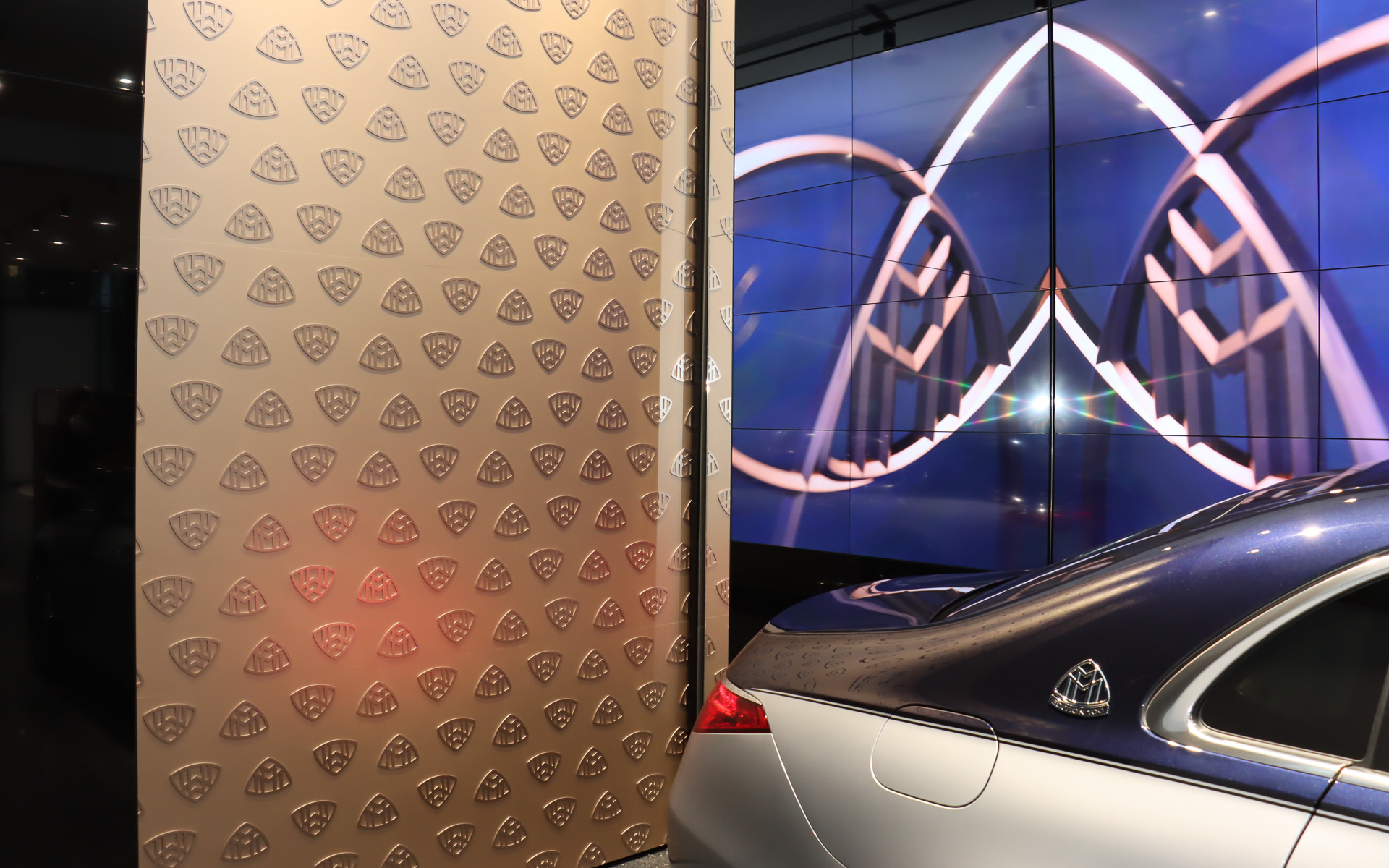 店内南側の展示車両後方にも可変式ウォールと大型デジタルサイネージを設置する