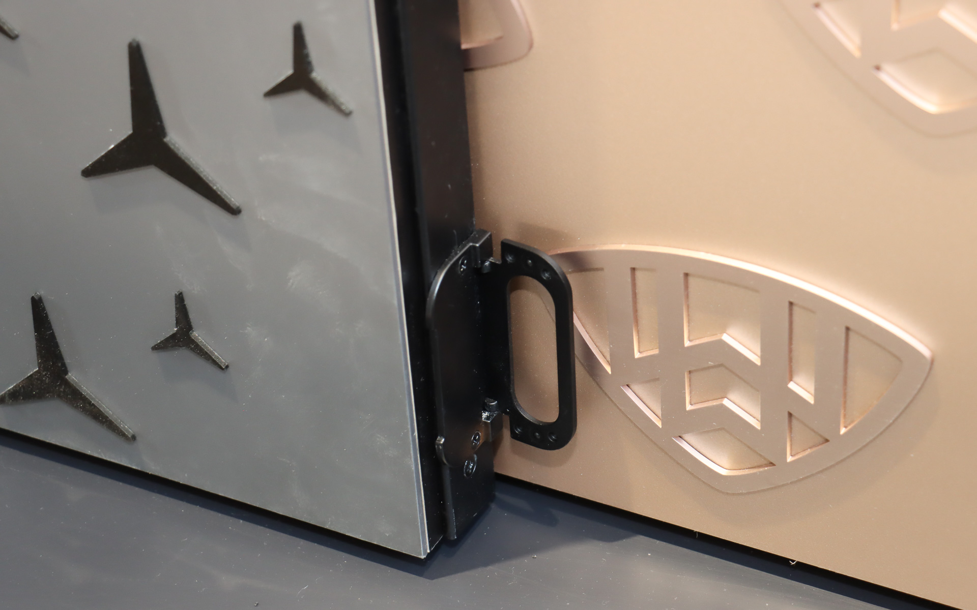 デザインが異なる3枚のパネルで可変式ウォールを構成。パネル下側にあるグリップを使って手動展開する