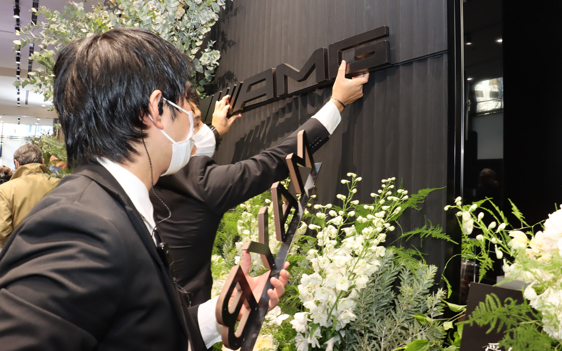 正面出入り口前に設置されたサインボードは掛け替え式