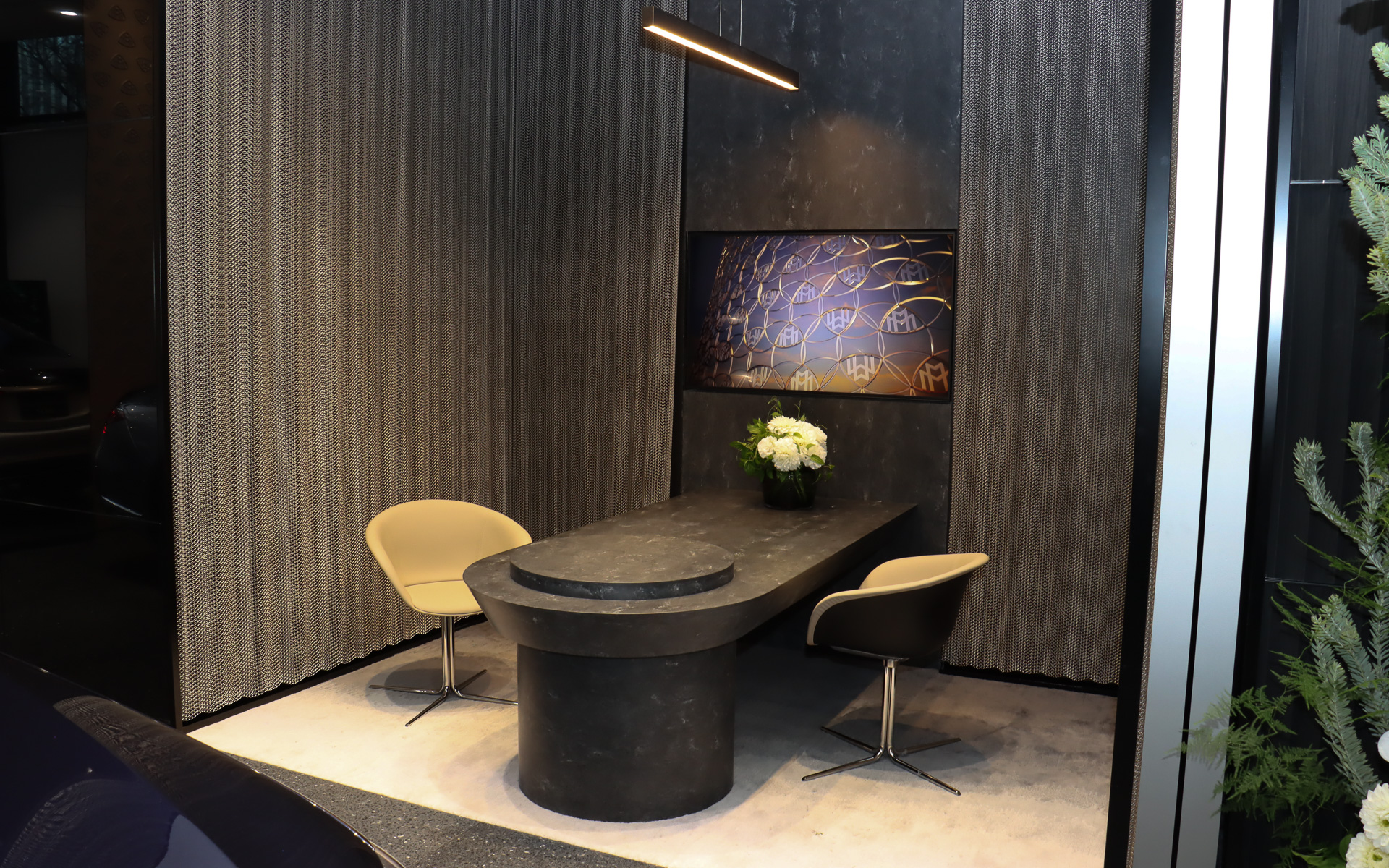 Salon Prive（サロン・プリヴェ）と名付けられた完全予約制のプライベートコンサルティングエリア。商談スペースは大型デジタルサイネージにも用意され、計2か所となる