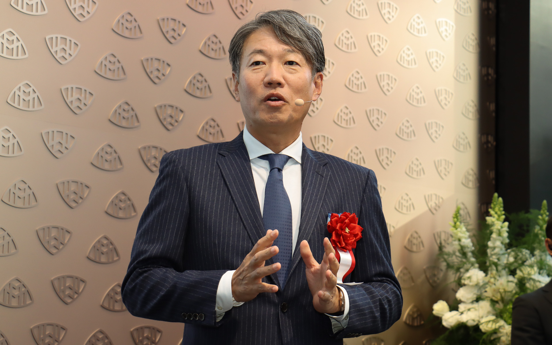 スターズ＠メルセデス・ベンツ銀座の概要や特別仕様車について説明する上野氏