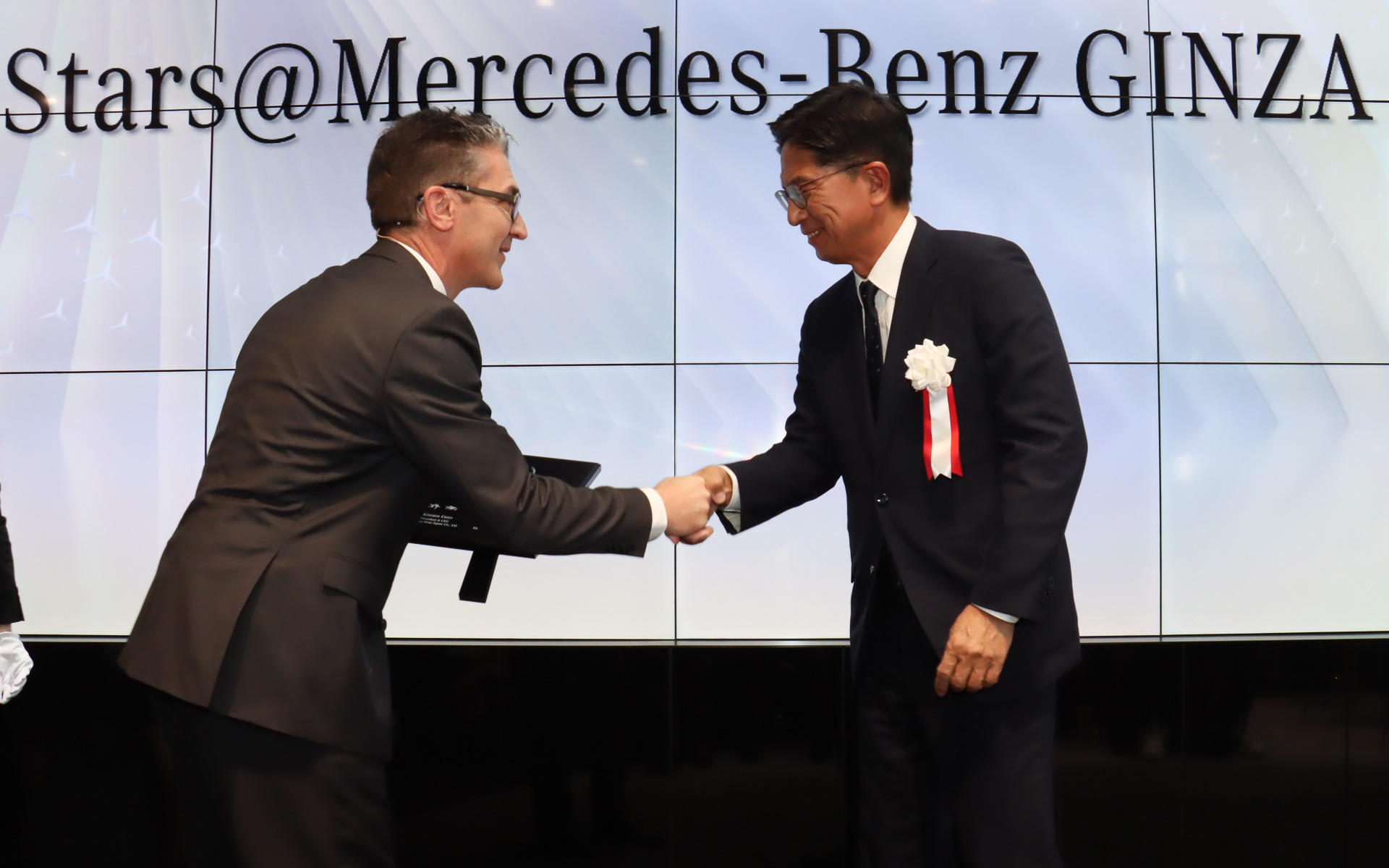 クネラー氏から実際に店舗を運営するシュテルン世田谷の板東徹行氏に記念の盾が贈られた