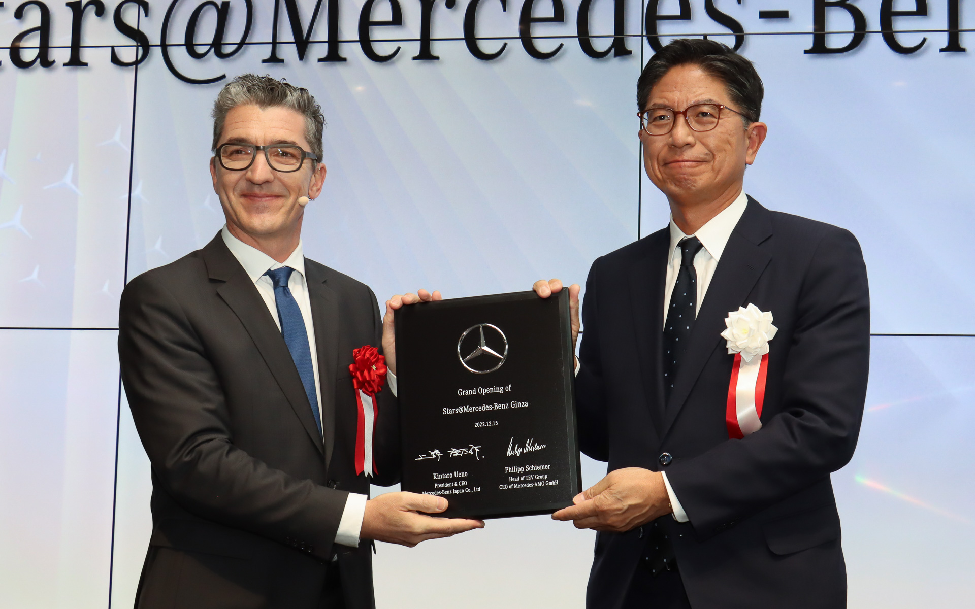 クネラー氏から実際に店舗を運営するシュテルン世田谷の板東徹行氏に記念の盾が贈られた