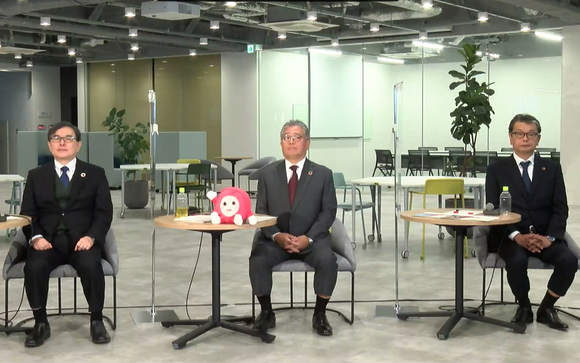 デンソーの取り組みを紹介する「DENSO DIALOG DAY 2022」がデンソー本社にある厚生施設「ミライマテラス」にて行なわれた。左から株式会社デンソー 経営役員CTO 加藤良文氏、代表取締役社長 有馬浩二氏、取締役・経営役員CFO 松井靖氏