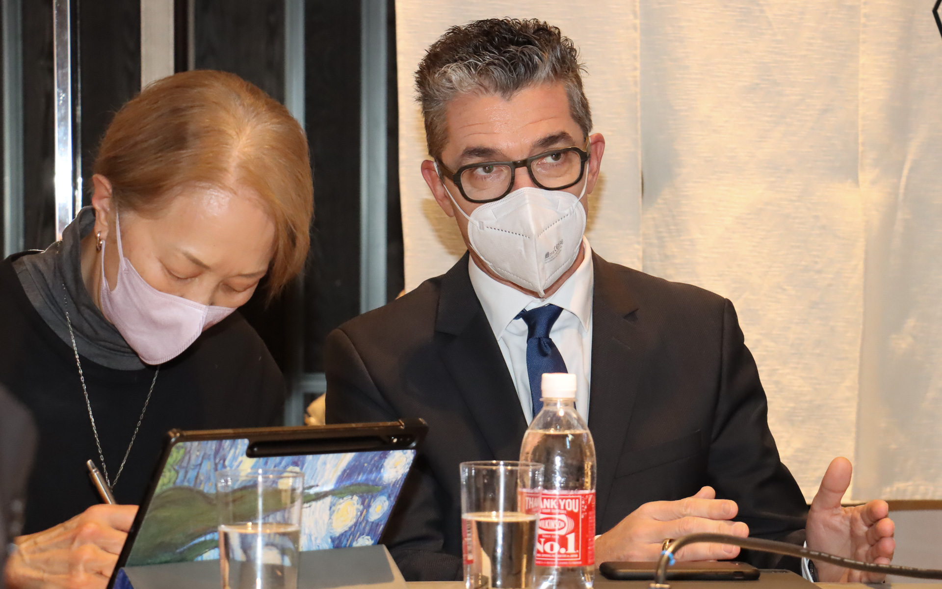 ハイエンドモデル戦略についての質問に回答するクネラー氏