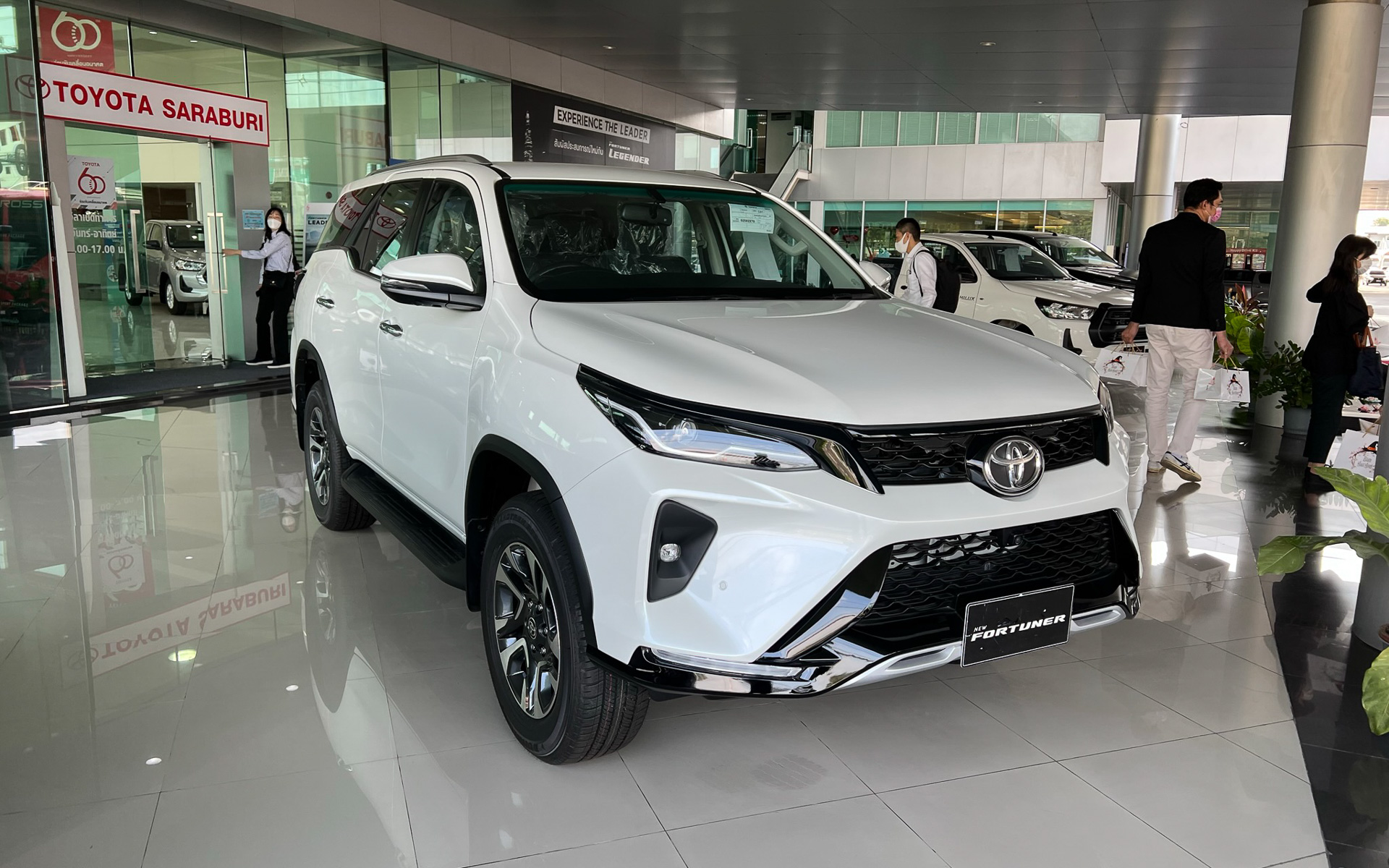 こちらも店頭に飾ってあった「フォーチュナー」。IMV-IV SUVタイプになる