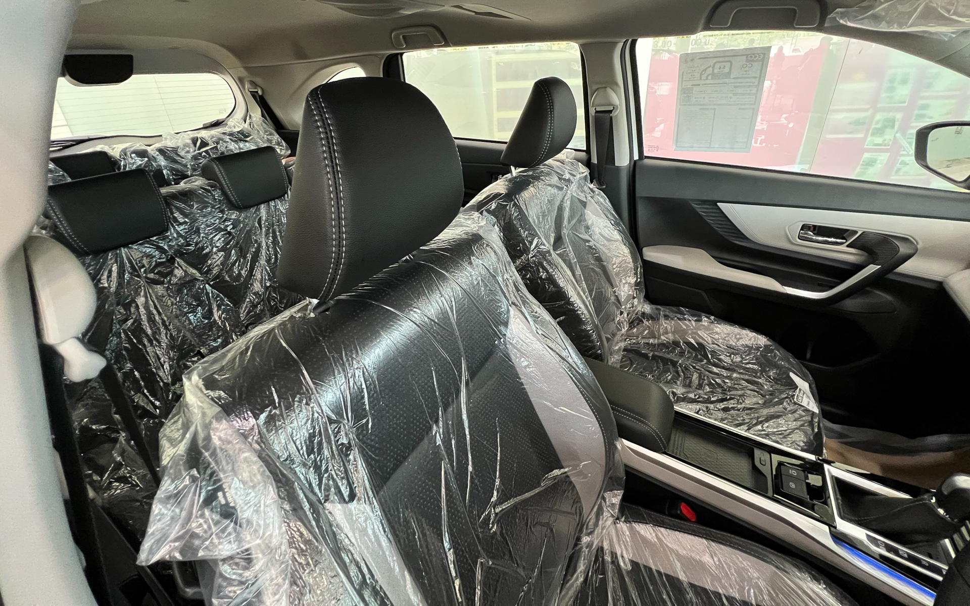 ヴェロッツの3列シートは正直狭いが、現地ニーズである大家族もしくは家族＋お手伝いさんという需要を背景に作られている。製造はダイハツインドネシアで、インドネシアからの輸入車になる