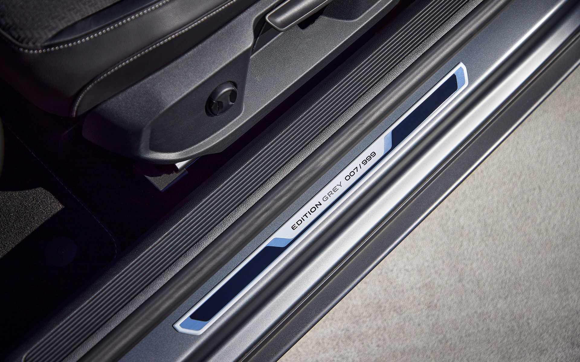 限定999台のシリアルナンバーはスカッフプレートに記されている