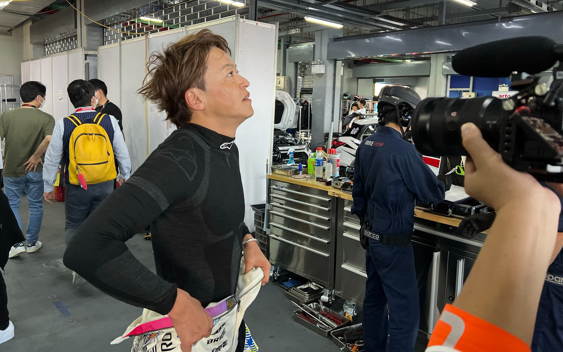 モリゾウ選手とともに走る佐々木雅弘選手。タイムを確認したり、モリゾウ選手と打ち合わせたりと大忙し