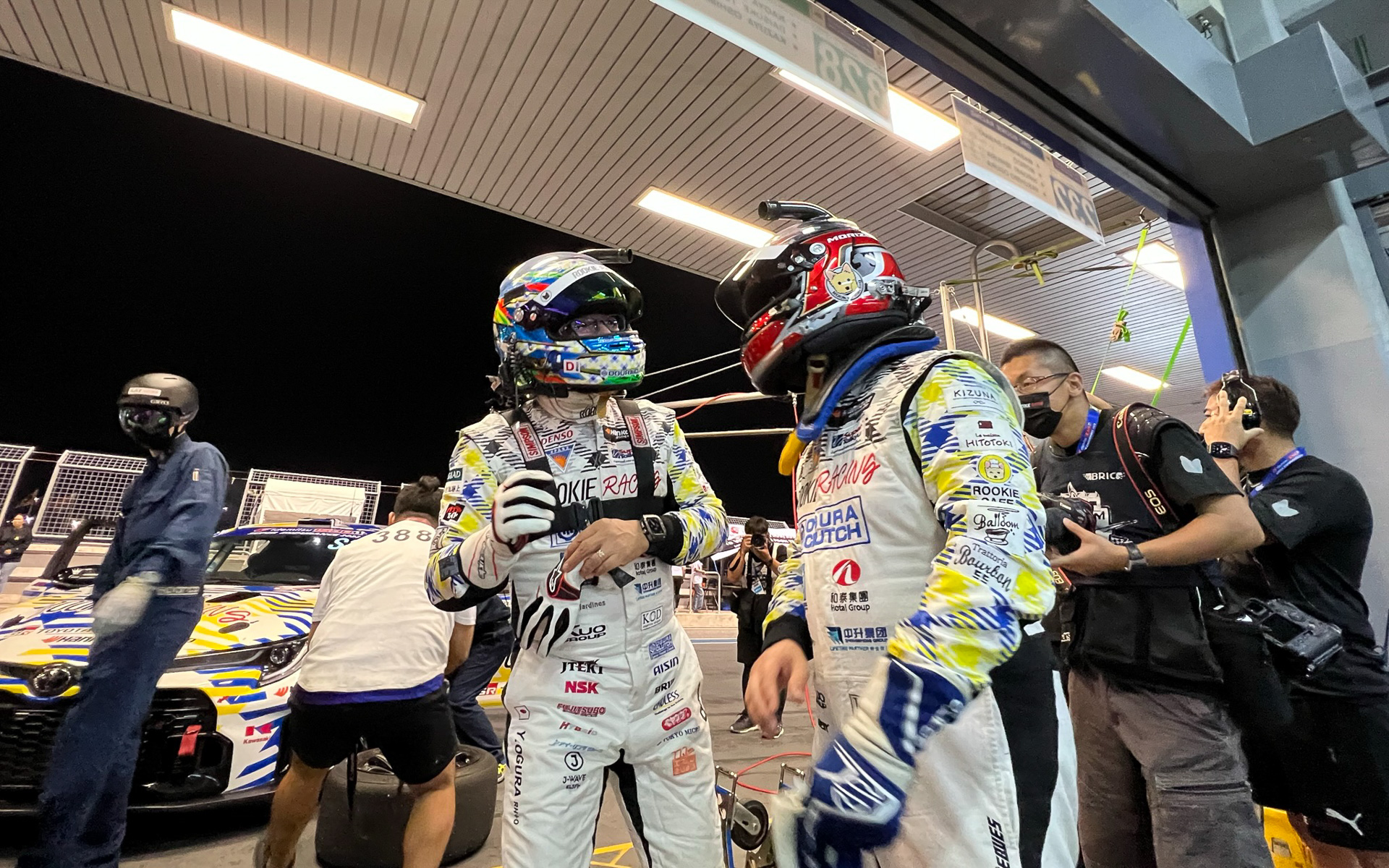 モリゾウ選手は夜の予選走行も行なった。戻ってきたドライバーからコースの情報を確認する