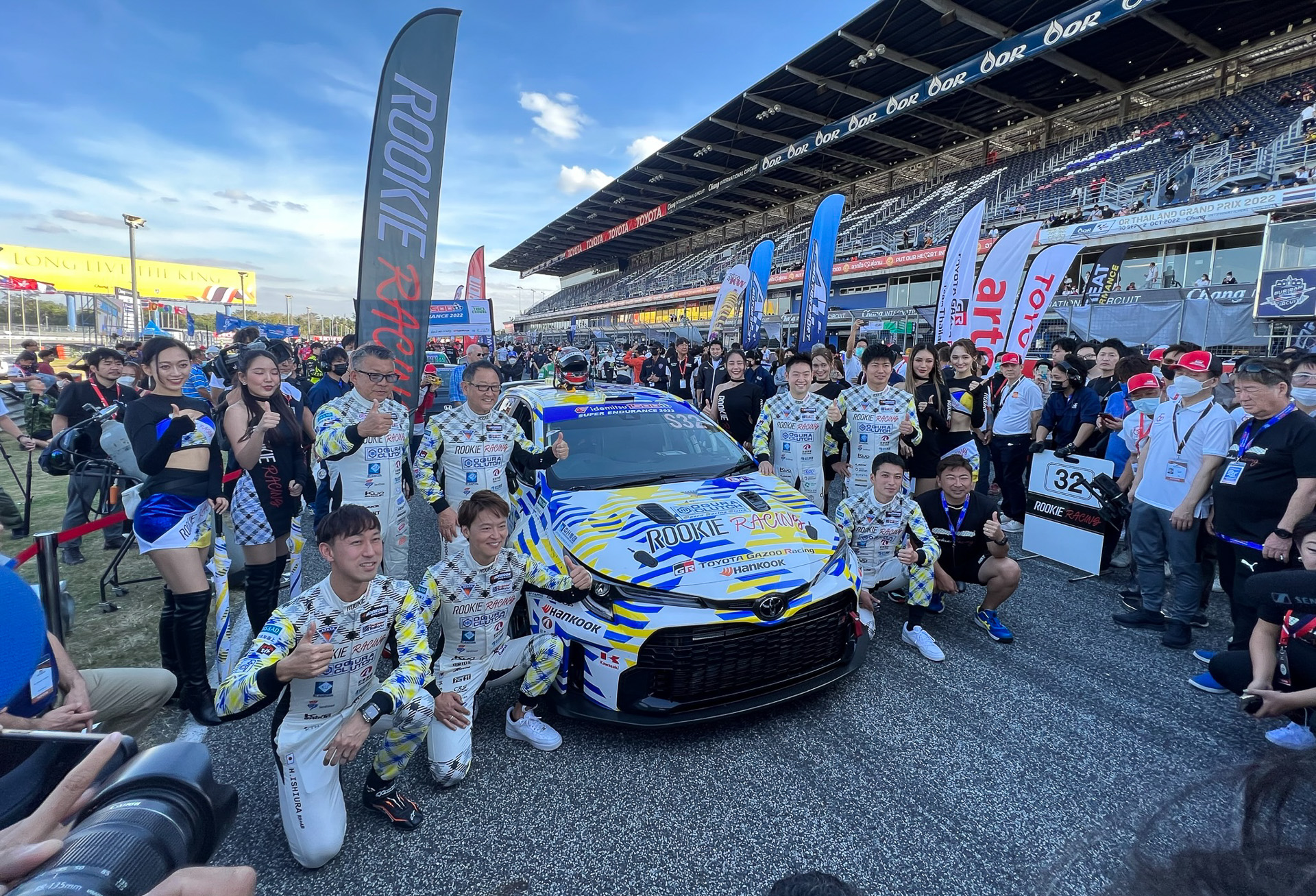 タイ25時間耐久レーススタート前に記念写真に収まるルーキーレーシングのドライバー陣